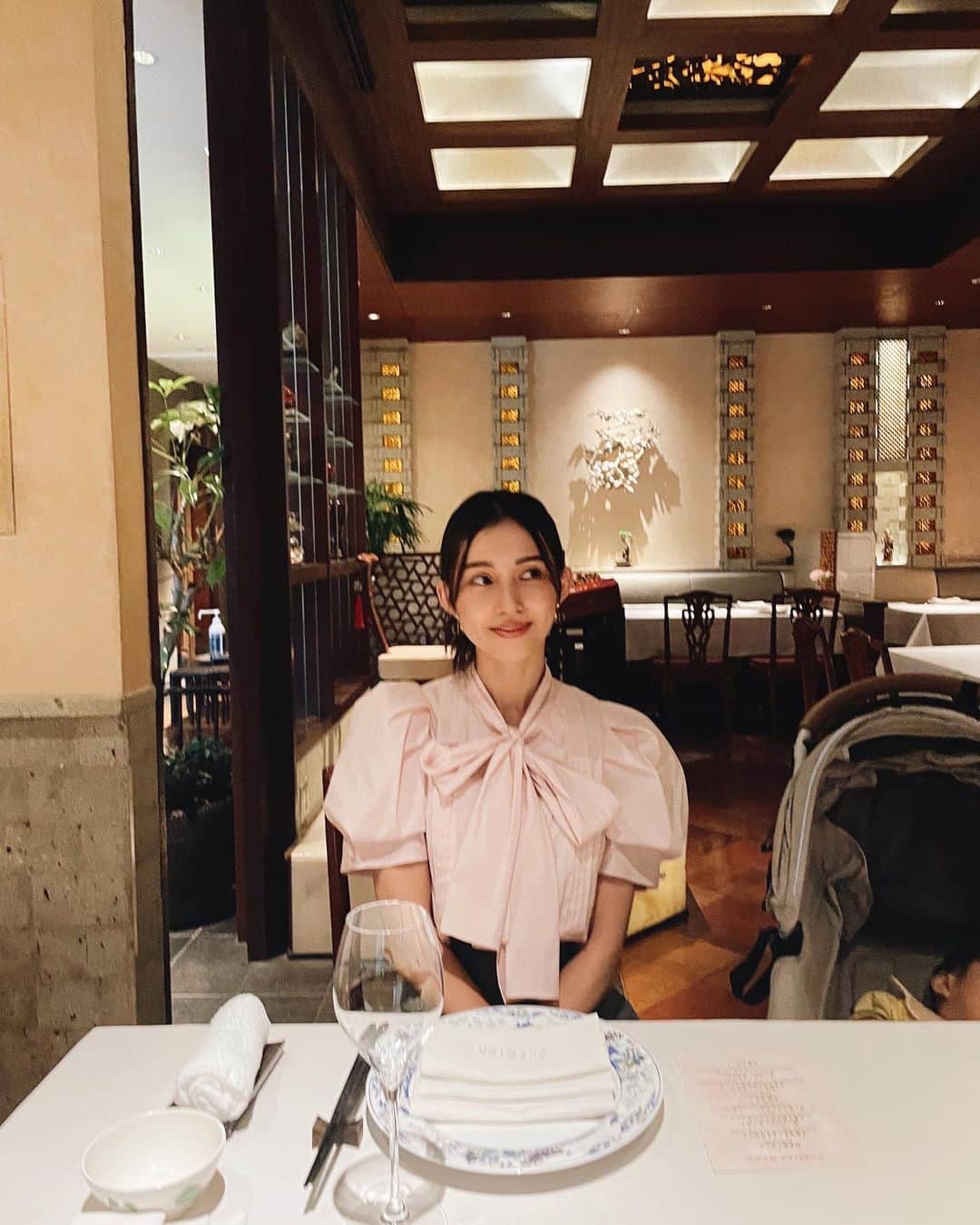阪井あゆみさんのインスタグラム写真 - (阪井あゆみInstagram)「外食は乳幼児Okなお店選びが基本で 子供が生まれてから一度も預けて外食したことはなく、みんな一緒に出かけるのです。  とはいえもっぱら お家がいちばん楽で 今夜は近所で軽く食べに行こうかと夫は誘ってくれるのですが、チビさん二人連れての外食はサクッとならないのが現実  だからたまにいく 厳選したスペシャルなお店に行くのは気合がはいります。  富麗華のフカヒレ姿煮物の炙りバージョンは初めて食べましたが香ばしいさもあってさらに絶品でした。 名物北京ダックは安定の美味しさ‼︎‼︎ これだけ食べに来たいくらい、です。  #富麗華 #中国飯店#ふかひれ姿煮 #北京ダック#絶品#ご馳走様でした #年子ママ#兄弟ママ」6月21日 22時38分 - ayumisakai0121
