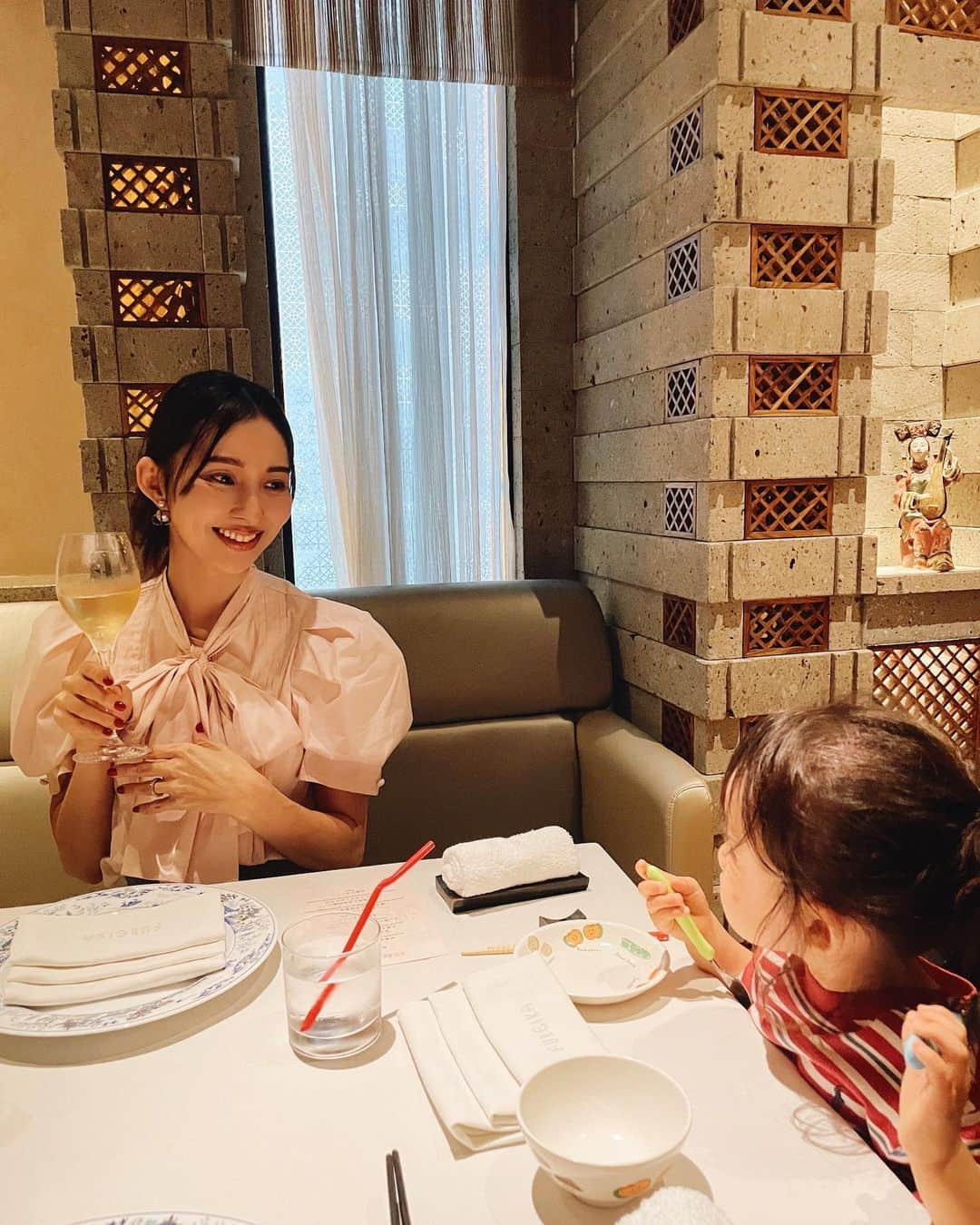 阪井あゆみさんのインスタグラム写真 - (阪井あゆみInstagram)「外食は乳幼児Okなお店選びが基本で 子供が生まれてから一度も預けて外食したことはなく、みんな一緒に出かけるのです。  とはいえもっぱら お家がいちばん楽で 今夜は近所で軽く食べに行こうかと夫は誘ってくれるのですが、チビさん二人連れての外食はサクッとならないのが現実  だからたまにいく 厳選したスペシャルなお店に行くのは気合がはいります。  富麗華のフカヒレ姿煮物の炙りバージョンは初めて食べましたが香ばしいさもあってさらに絶品でした。 名物北京ダックは安定の美味しさ‼︎‼︎ これだけ食べに来たいくらい、です。  #富麗華 #中国飯店#ふかひれ姿煮 #北京ダック#絶品#ご馳走様でした #年子ママ#兄弟ママ」6月21日 22時38分 - ayumisakai0121