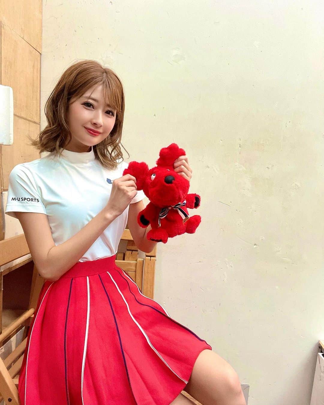 高木由紀のインスタグラム：「最近は赤が気分❤️❤️  MUsports FWは可愛い赤がたくさんあったよっ🤫❤️❤️ 楽しみだなあーーー❤️！  @mu_sports_global  @musfan_players   #MUsports #FW撮影」
