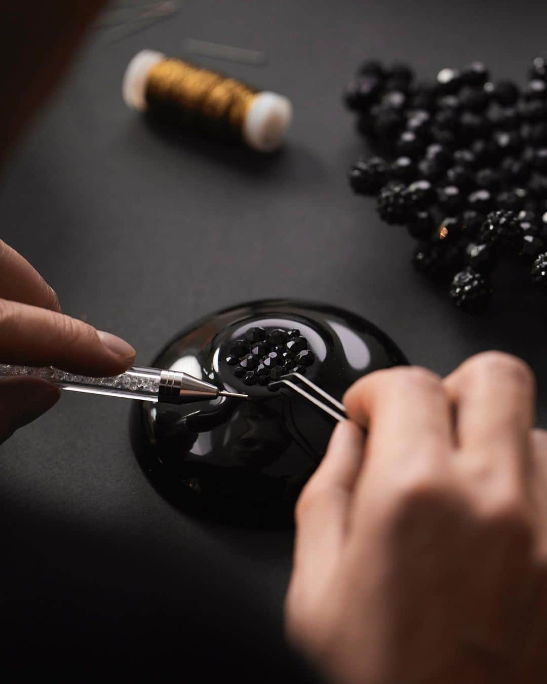 ゲランさんのインスタグラム写真 - (ゲランInstagram)「Orchidée Impériale Black The Cream is transformed in Kevin Germanier's ultra-couture creation. Threaded one by one, each faceted bead comes to life when the string is pulled into place, adopting the outlines of an orchid petal. Like a goldsmith, Kevin Germanier meticulously positions each crystal on the lid of the the porcelain jar, which nestles at the heart of its golden throne in a limited-edition series of 15 individual pieces.​  @kevingermanier @swarovski  #Guerlain #OrchidéeImpériale #ExceptionalPiece」6月24日 3時00分 - guerlain