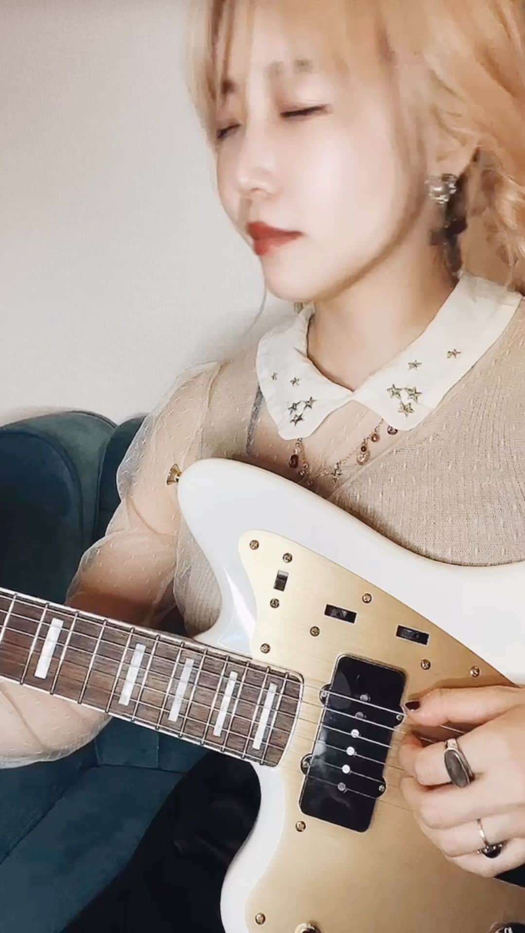 中村未来のインスタグラム：「LAライブに向けてギターを弾いてたんやけど、〝red strand〟初披露やったなって  歌っちゃった余韻🫗  #pp_10th #pp_anime  #サイコフェス」