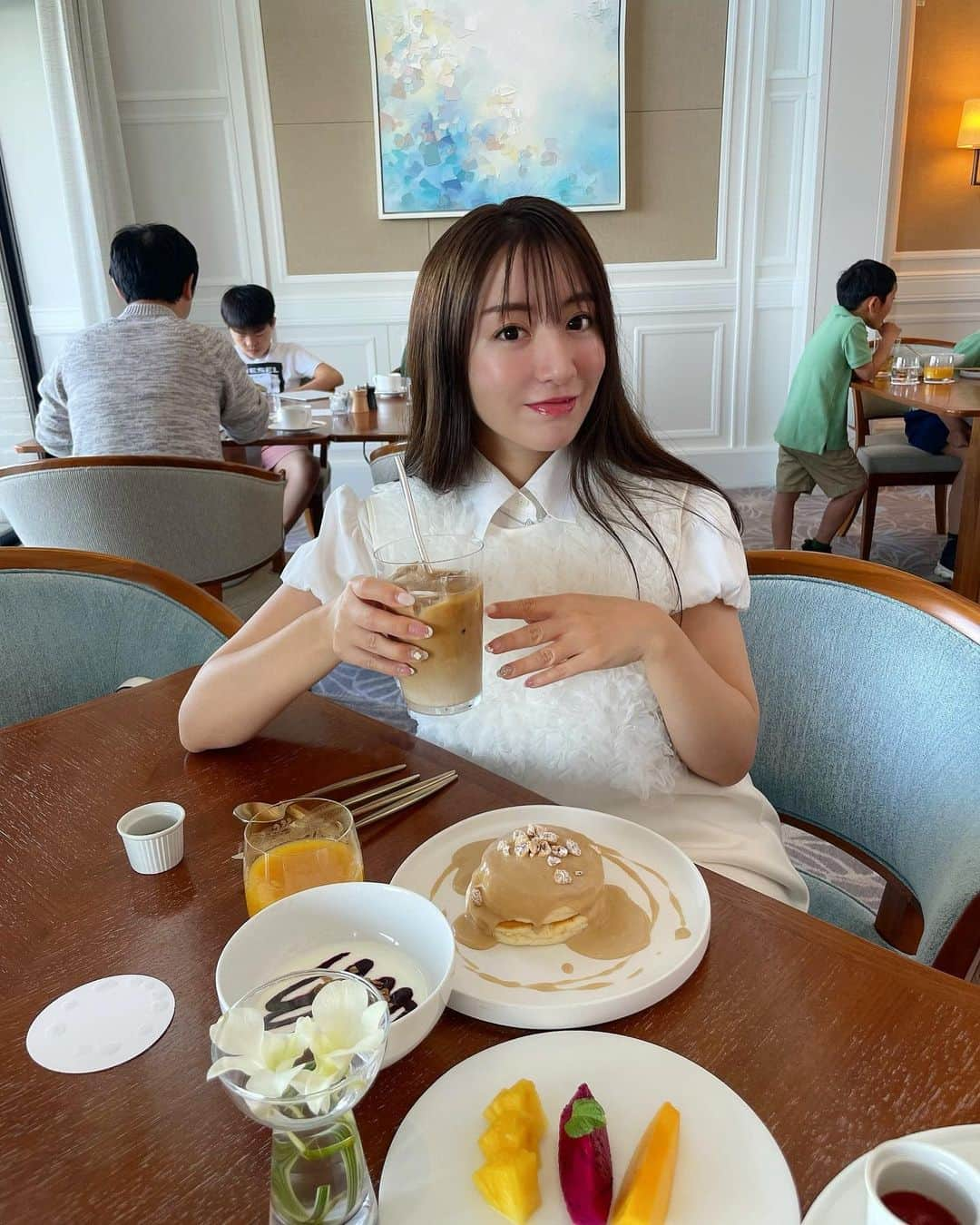 前田朝香のインスタグラム：「ノーマルカメラ盛れたのでのせます📸笑  私の美の駆け込み寺の @beaute.skinclinic へ🌹  先日は クリスティーナのフォーエバーヤングのエステを💆‍♀️ ず〜と気になってたフォーエバーヤング🌹 美容液も大好きなのですが エステも最高でした、、😮‍💨  しかし、 本当に浮腫が取れる!!  気になってた毛穴のお掃除も同時に、、😮‍💨  今や ボーテはいろ〜んなレーザーや 最先端の美容が沢山あって、、 そして、 エステのマッサージの技術も間違いないです❣️ 同じ方が良い方は 予約の時に私と同じ担当の方でと 言ってください☺️  はあ〜またすぐ行きたい❣️  4枚目以降は パンケーキやご飯の写真🥞 美味しかったなあ☺️💕」