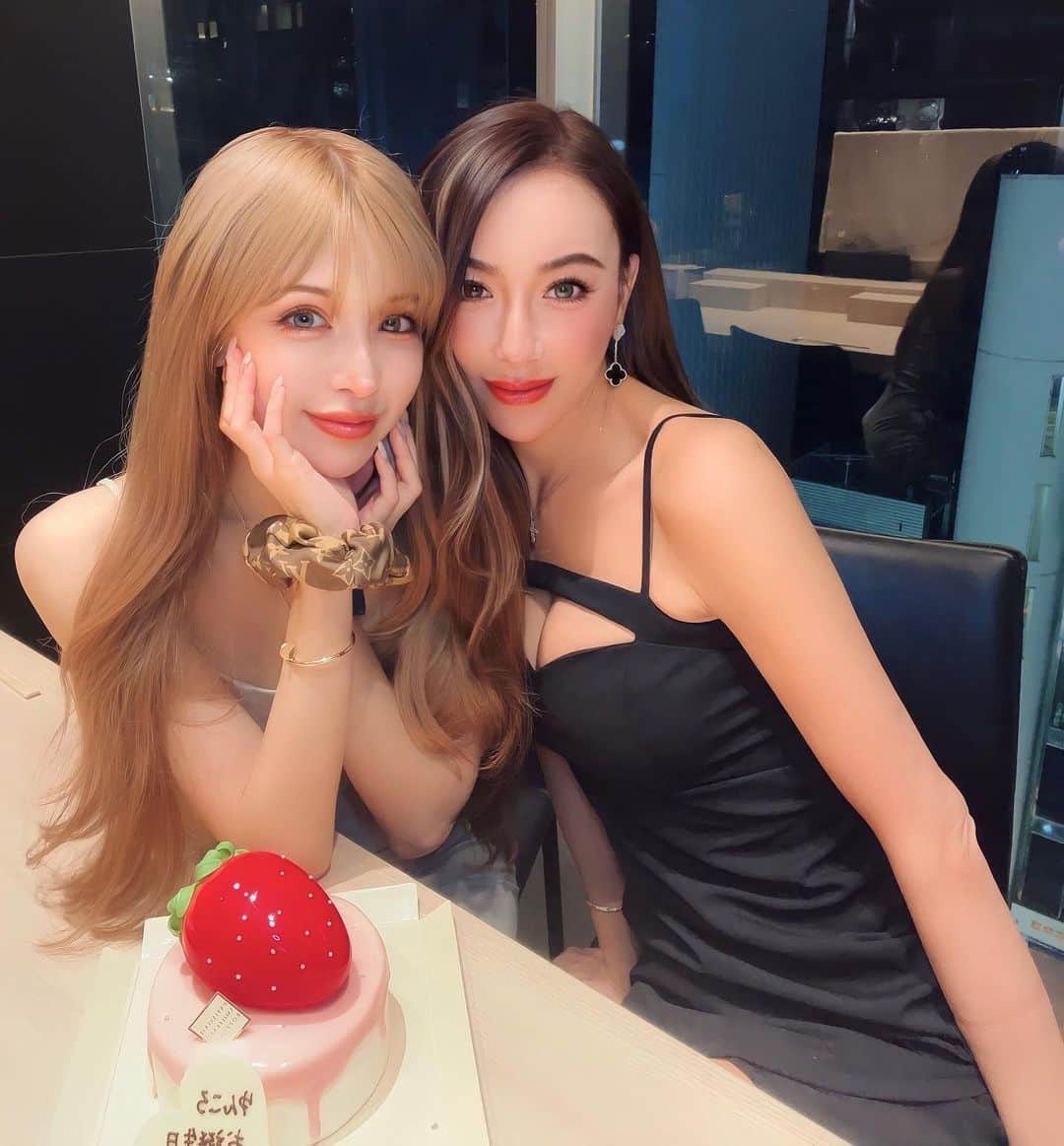 GENKINGのインスタグラム：「Wishing you more and more happiness!!!!! Happy birthday @yunkoro519 💖💖💖」