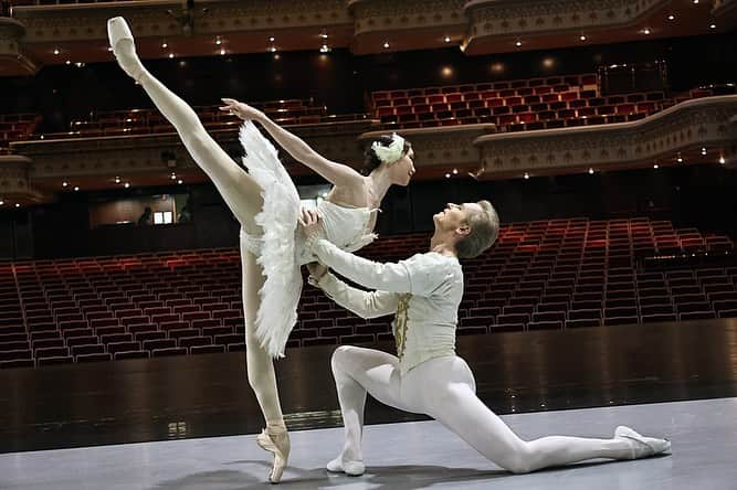 上野水香さんのインスタグラム写真 - (上野水香Instagram)「Memories from Taiwan 2  #swanlake 🦢✨✨  つづきまして 白鳥の湖　編です。」6月21日 22時42分 - mizukaueno