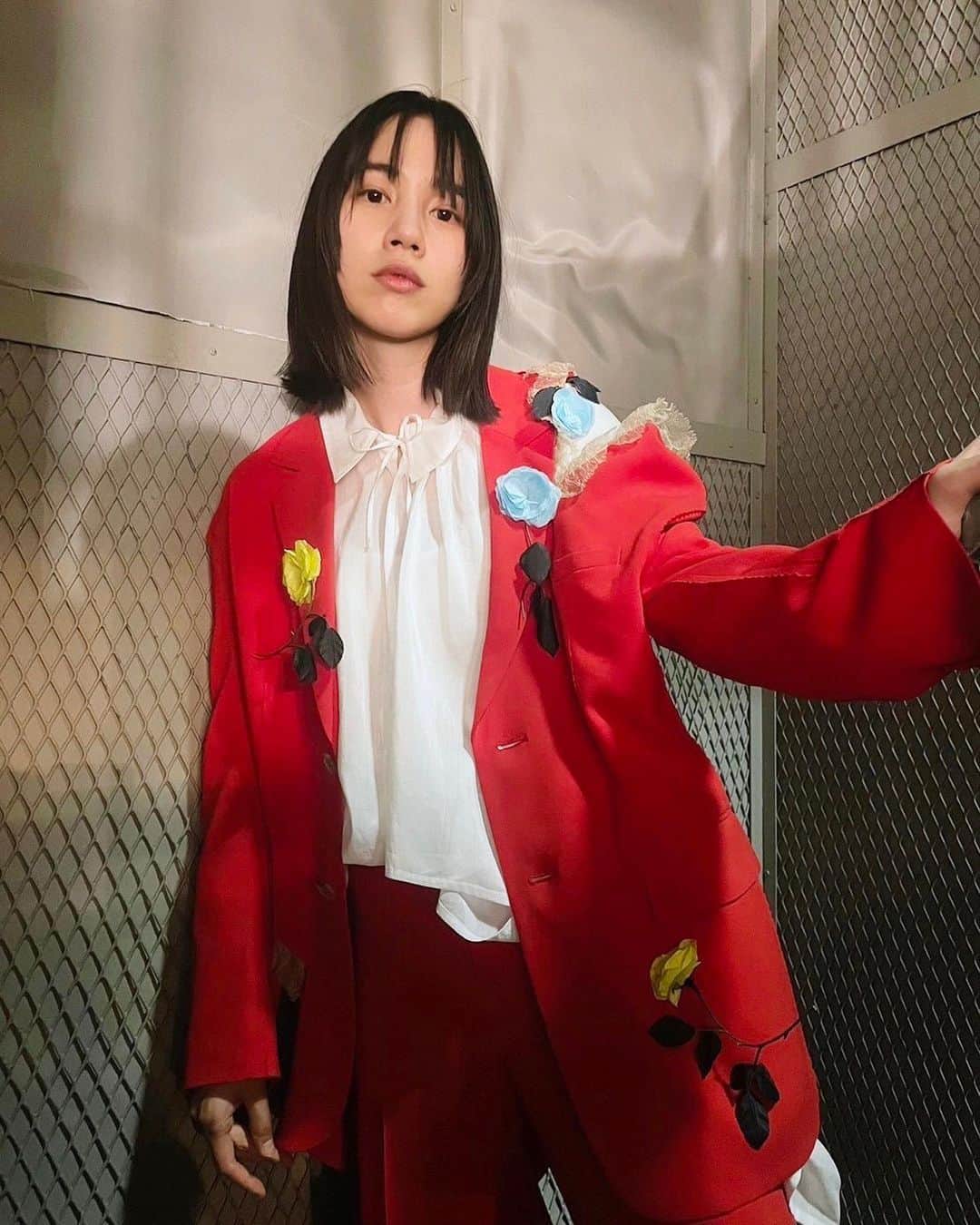 のん（能年玲奈）のインスタグラム：「ASIAN KUNG-FU GENERATION・後藤正文さんのSpotifyの番組 「APPLE VINEGAR -Music+Talk-」にゲスト出演しました！ 「PURSUE」の発売日と同じ今月28日(水)から配信されるから、お楽しみにね。  写真はBeautiful StarsのＭＶの時のオフショット。 撮影楽しかった〜 MVやメイキングは見てくれた？ みんなが好きってコメントしてくれてすごく嬉しいよ。 ライブでやるのも楽しみ。  Photo&Styling: @izumimachino Hair&Make up: Shie Kanno  #Spotify #podcast #のんPURSUE」