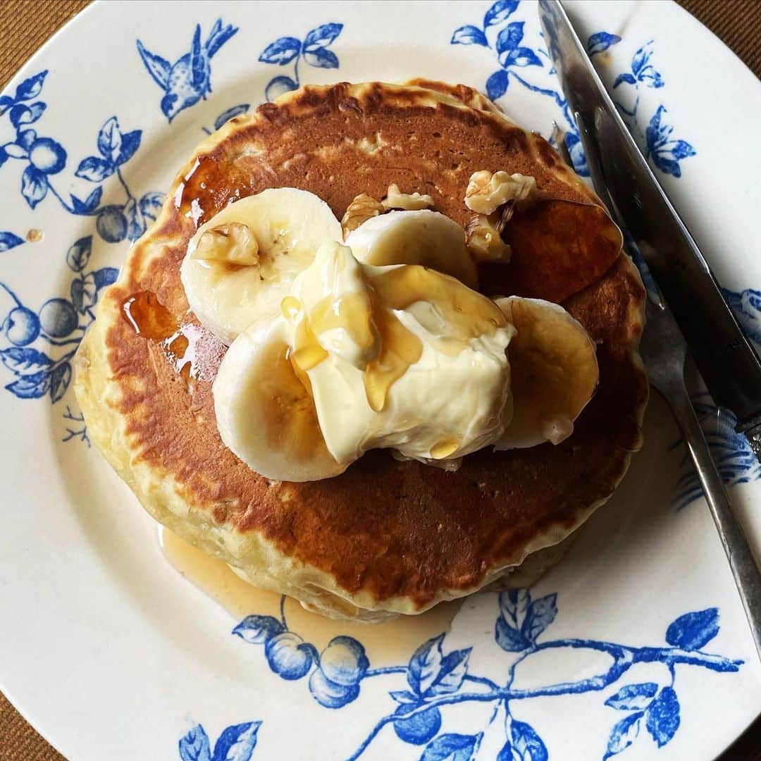 若山曜子のインスタグラム：「パンケーキのビジュアルっでなんでこんなに魅力的なんでしょうね✨むくむく膨らんだパンケーキは、この時期急激に黒ずむ柔らかなバナナいり。潰すのも簡単だし、お砂糖もごくごく少しですみます。  たっぷりメープルシロップ！も美味しいけど、茹で小豆と合わせるのが、本日一番人気でした。 （生地に砂糖が少ない意味…ないけど😅）  そして、スタイリスト城さんがすすっと出してきたお皿、どこかで見たことあるーと思ったら、うちのお皿でした。。なんという記憶力のなさ。もっと使ってあげなくては。  城さんのスタイリングにはいつもワクワクするのですが、今日はこんなお手製の金継ぎのお皿を見せてくださいました。 なんと，絵付けも城さん！ アスティエのお皿に、もともとある小さな気泡を星に見立て夜空に浮かぶ三日月を。  白い小皿には銀色のラインの美しい鳥を。端に見えるのな満月かしら。  手先の器用さ、にプラスしてセンスがないと生み出せないよなあ、、とうっとり。 今日も眼福でした❤️」