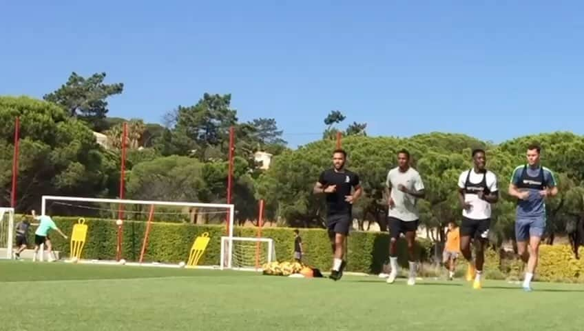 アシュリー・ヤングのインスタグラム：「Training Never Stops @dannywelbeck @michaelkeane93, someone done a lot of press ups after 2 touch hey @danedwards9 😂🤣」