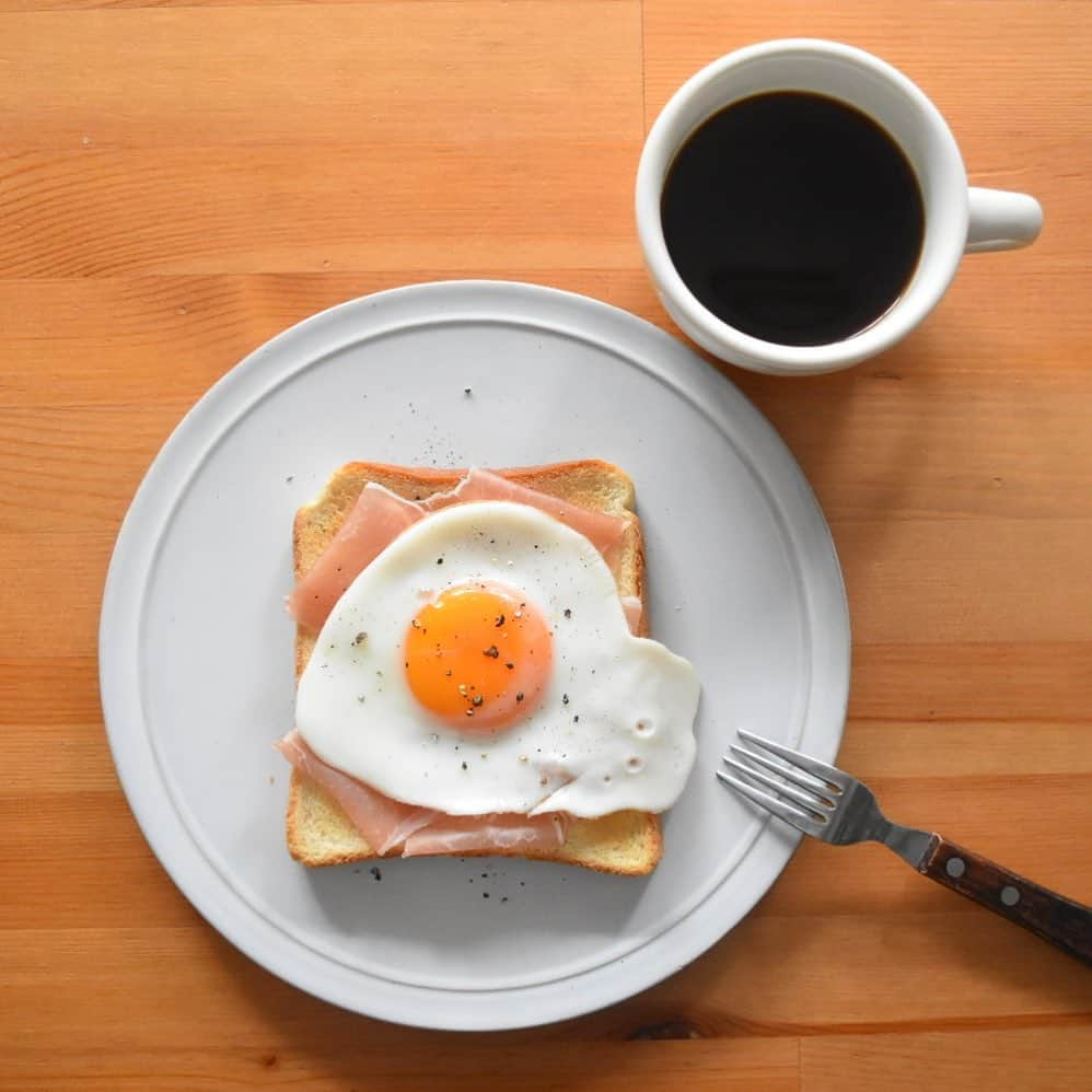 山崎佳のインスタグラム：「Today’s breakfast.  先週から子ども2人が順番にインフルエンザに… 今日からやっと下の子は保育園に行けて、上の子は今週いっぱい小学校お休み。 こういう時にリモートワークが基本になっているのは助かるけど、最近は週2、3日の出社で直接コミュニケーション取れる良さもめちゃくちゃ感じているので、丸々1週間会社に行けないのは寂しいなぁ。」