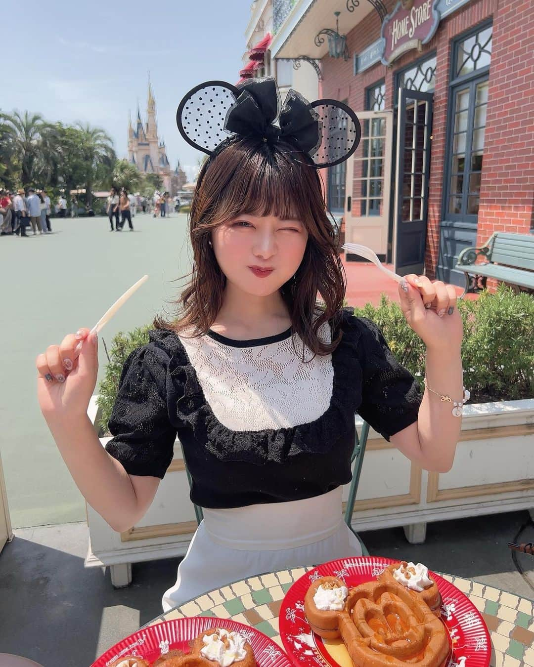 にたまごさんのインスタグラム写真 - (にたまごInstagram)「𝘋𝘪𝘴𝘯𝘦𝘺 𝘭𝘢𝘯𝘥🐭🥨🏰 ⁡ ⁡ 初めてのミッキーワッフル おいしかった〜〜👶🏻🤍 ⁡ ずっっっと食べてた🥐（笑） ⁡ ⁡ ⁡ #disney #disneyland  #ディズニー #ディズニーコーデ  #ディズニーランド #ディズニーフード  #ミッキーワッフル #ディズニーグルメ」6月21日 22時55分 - __nitamago__