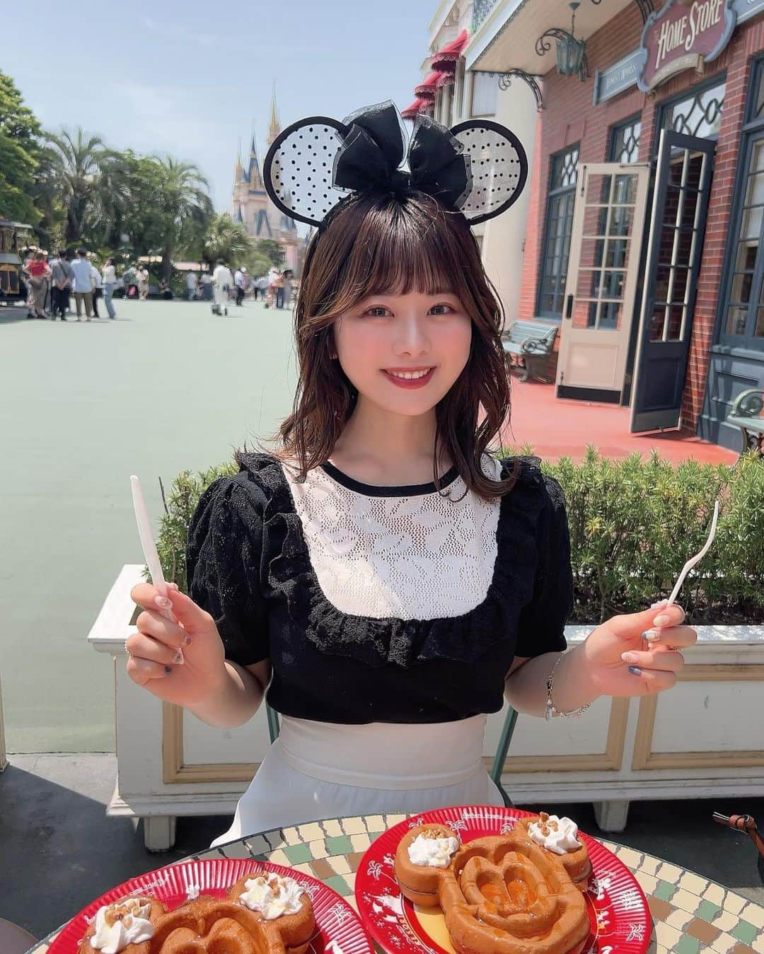 にたまごさんのインスタグラム写真 - (にたまごInstagram)「𝘋𝘪𝘴𝘯𝘦𝘺 𝘭𝘢𝘯𝘥🐭🥨🏰 ⁡ ⁡ 初めてのミッキーワッフル おいしかった〜〜👶🏻🤍 ⁡ ずっっっと食べてた🥐（笑） ⁡ ⁡ ⁡ #disney #disneyland  #ディズニー #ディズニーコーデ  #ディズニーランド #ディズニーフード  #ミッキーワッフル #ディズニーグルメ」6月21日 22時55分 - __nitamago__