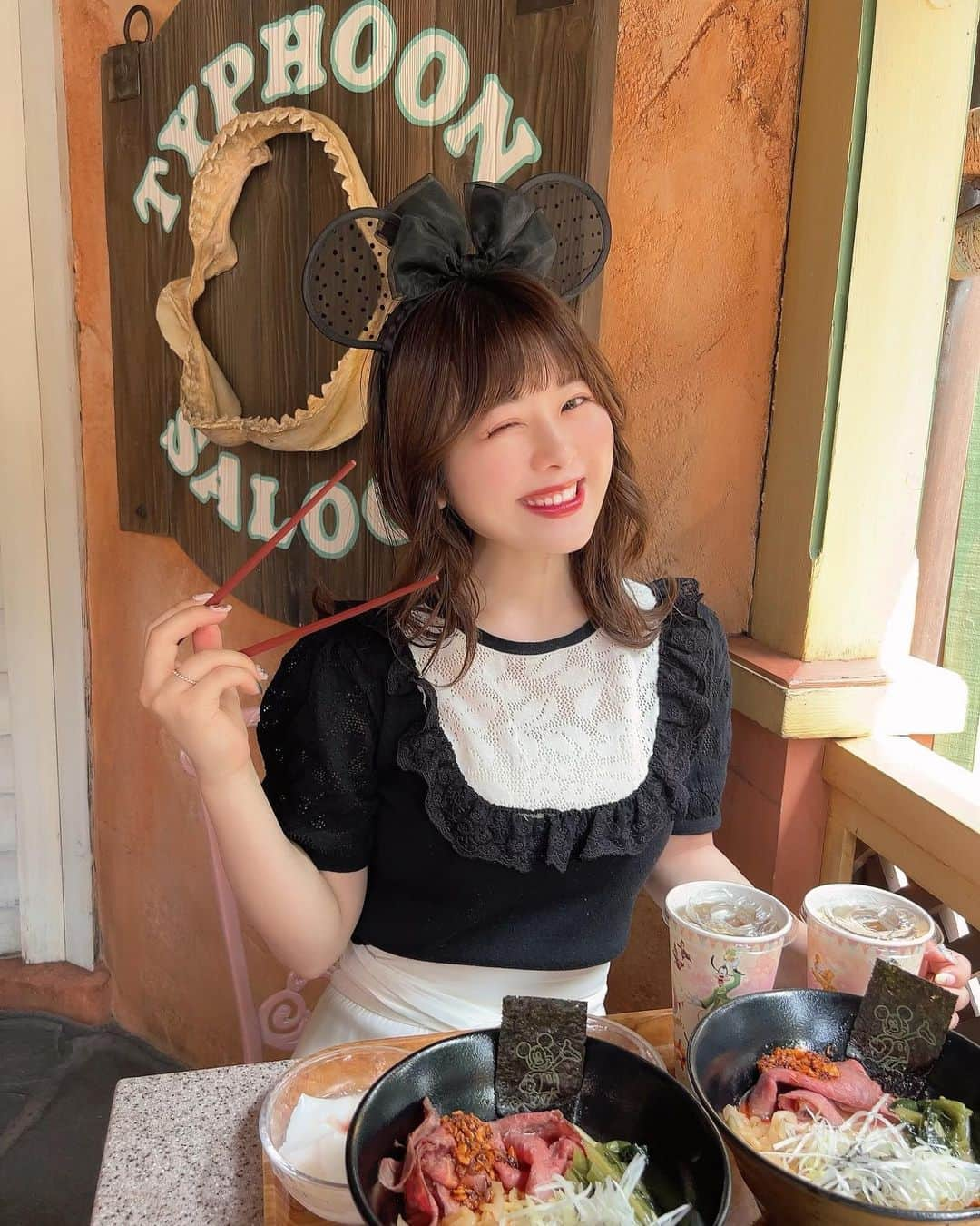 にたまごさんのインスタグラム写真 - (にたまごInstagram)「𝘋𝘪𝘴𝘯𝘦𝘺 𝘭𝘢𝘯𝘥🐭🥨🏰 ⁡ ⁡ 初めてのミッキーワッフル おいしかった〜〜👶🏻🤍 ⁡ ずっっっと食べてた🥐（笑） ⁡ ⁡ ⁡ #disney #disneyland  #ディズニー #ディズニーコーデ  #ディズニーランド #ディズニーフード  #ミッキーワッフル #ディズニーグルメ」6月21日 22時55分 - __nitamago__