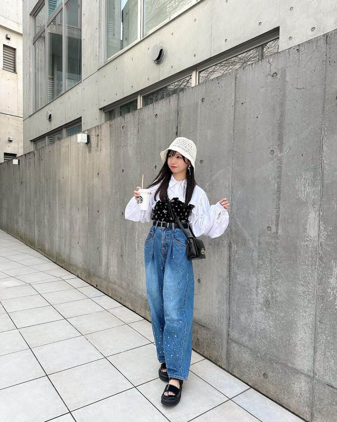 のインスタグラム：「カジュアルなコーデも好きなの💃🤍 デニムパンツ似合ってる？？？？？  キラキラのストーンがついてるのも ダボっとした形もめずらしくて一目惚れしたの☺️  今年はもう1本デニムを購入しちゃった💭  我からお誕生日プレゼントでもらった SNIDELのバケハもかわちい〜👒  デニム: @lily_brown_official   #畑美紗起 #ブラウス #ブラウスコーデ #リリーブラウン #デニムコーデ #デニム #デニムパンツ #パンツ #パンツコーデ #コーデ #夏コーデ #コーディネート #夏 #ファッション #ファッションコーデ #春コーデ #私服 #fashion #blouse #skirt #coordinate #me #shooting #fashionblogger #fashionista #ootd #japanesegirl #coordinate #lilybrown #denim」