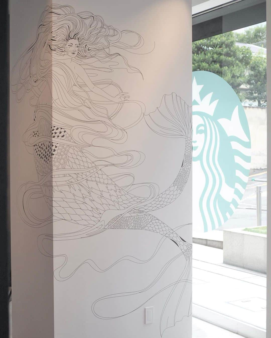 吉田カバン 表参道さんのインスタグラム写真 - (吉田カバン 表参道Instagram)「⁡ 「STARBUCKS in the PORTER Gallery」  ※店頭の写真はイベント開始前のものです。完売しているアイテムもございます。 ⁡ 1971年にアメリカのワシントン州シアトルで創業した「STARBUCKS（スターバックス）」のポップアップストアイベントをPORTER OMOTESANDOとPORTER TOKYOにて開催しています。 ⁡ 開催場所：PORTER OMOTESANDO the PORTER Gallery 1 PORTER TOKYO the PORTER Gallery 4 開催期間：2023年6月21日（水）～6月30日（金） ⁡ the PORTER Gallery 1・4では、まるでスターバックスの店舗にいるような空間をお楽しみいただけます。 ⁡ ※PORTER OMOTESANDOに6/22（木）開店時点で在庫のあるアイテムは以下のみになります。 ・PORTER Coffee Bean Shape Drum Bag S color：Black ￥29,000(tax included) ⁡ ・PORTER S/S Logo Bottle 473ml color：White ￥4,900(tax included) ⁡ ※PORTER OMOTESANDOでは入場整理券を配布する場合がございます。 ※販売方法は当日の状況により変更する場合がございます。 ⁡ ※PORTER TOKYOでは全アイテムが完売しています。 ※PORTER TOKYOは法定設備点検のため、下記の営業時間に変更となります。予めご了承ください。 　6月24日（土）11:00〜15:00 　6月25日（日）13:00〜21:00 ⁡ ⁡ the PORTER Gallery：PORTER flagship storeに併設されたギャラリースペースです。国内外のブランドやアーティストなどの垣根を越えたイベントを定期的に開催しています。 ⁡ STARBUCKS®×PORTER特設サイトはこちら https://www.starbucks.co.jp/cafe/porter/ ⁡ PORTER flagshipstoreはこちら https://www.yoshidakaban.com/shopinfo/porter/ ⁡ STARBUCKSはこちら https://www.starbucks.co.jp/ ⁡ #yoshidakaban #porter #madeinjapan #heartandsoulintoeverystitch #porterflagshipstore #omotesando #tokyo #starbucks #starbucksreserveroastery #starbucksreserve #吉田カバン #ポーター #表参道 #東京 #スターバックス #スターバックスリザーブ #スターバックスリザーブロースタリー東京 #東京ミッドタウン八重洲」6月21日 22時48分 - porter_flagship_store