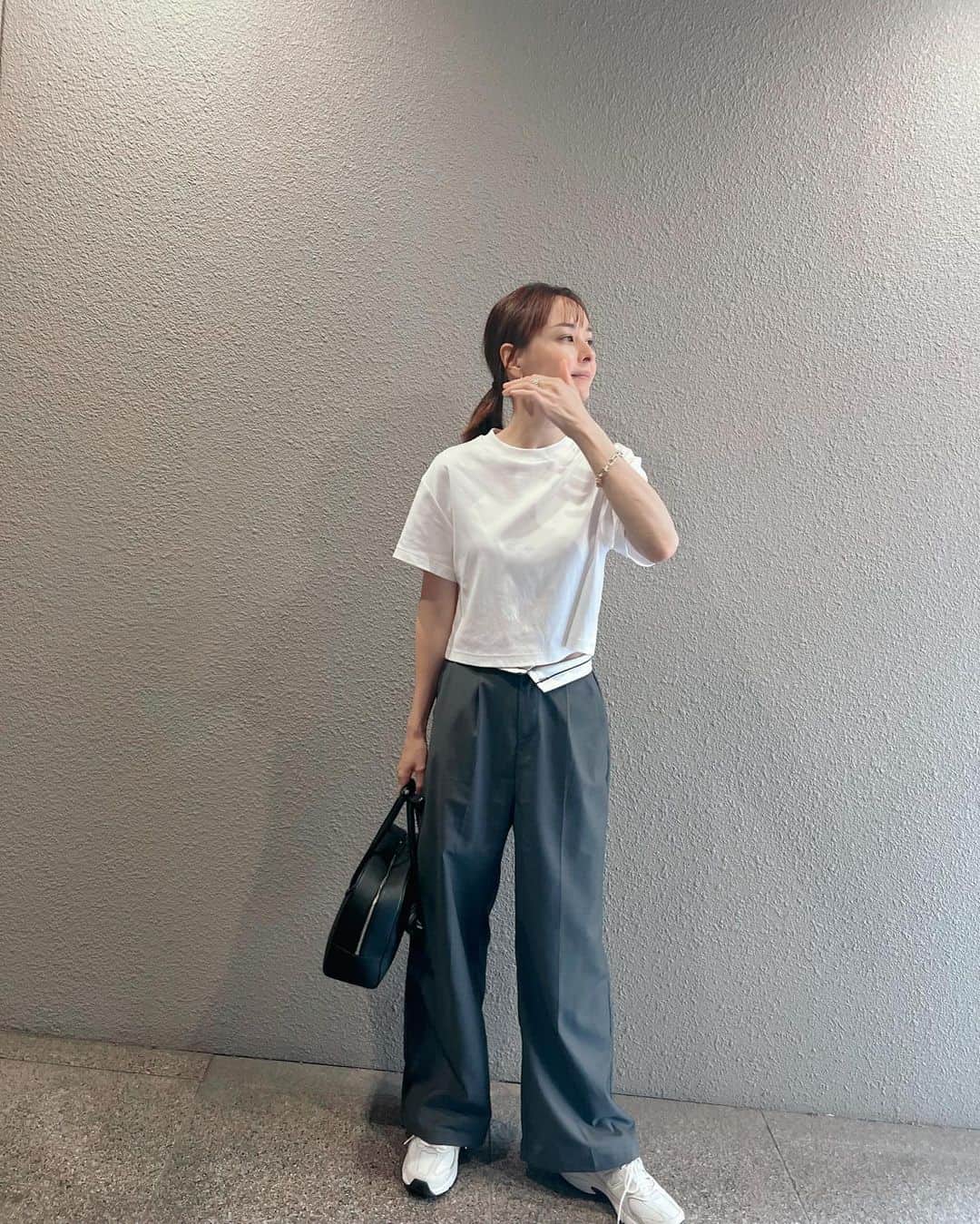 乙黒えりのインスタグラム：「朝バッタバタで髪の毛ぱっと一個に結んで、Tシャツとワイドパンツとスニーカーでカジュアルだった日👟 大学生の時はほぼ毎日こんな格好でしかいってなかったのを思い出した。 #もっぱらカジュアル一辺倒だったあの頃  絶妙なクロップド丈と着やすさNo.1な今年買ったTシャツ　@as___official_  #pants @room_rakuten  #sneakers  @newbalance #nb430  @vasic_japan (👜いつもこれやん)」