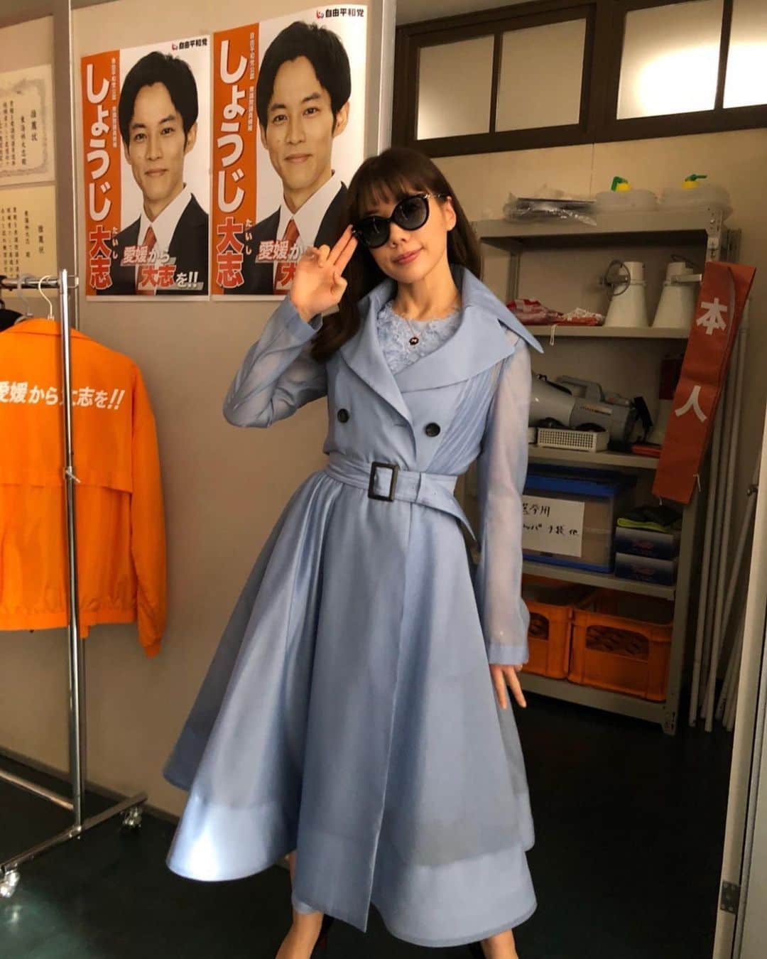 仲里依紗さんのインスタグラム写真 - (仲里依紗Instagram)「ついに明日‼️ 6月22日「離婚しようよ」 公開です🔥💔🥹✨🫶🏻  やっとやっとみんなに見てもらえるから嬉しいよ🥰  相変わらず、今回もオフショットゼロ女優だったから スタッフさん達にいただいた「繋がり写真」を載せておきます😂🤳💥  繋がり写真とは 別日にその日に撮ったシーンの続きを撮ることがあるから、髪型やメイク、衣装や持ち物などがちゃんと同じようになっているかをスタッフさん達が確認するためのまじで身内な写真です😂🫰🏻  繋がり写真って確認するためだけだから無の棒立ちでいいのに 私はいつも謎にピースしたり変な表情しちゃってなんかの記念写真みたいになるのいつまでたってもやめられない😇😂🤣😅🫰🏻  #離婚しようよ #letsgetdivorced  #netflix  #netflixjapan   @netflixjp」6月21日 22時51分 - riisa1018naka