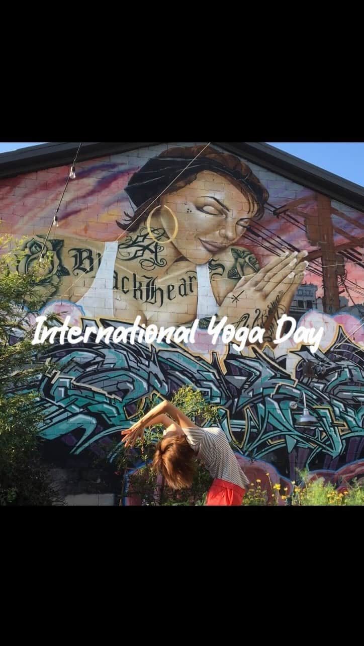 渡辺由布子のインスタグラム：「🧘🏻🧘🏼‍♀️🧘🏽‍♂️  Happy International YOGA day!   今日は国際ヨガの日。 ヨガを始めて20年、講師になって14年。  形や頻度は変われど、毎週、毎月のように受けに来てくれる生徒さん達がいて、誰かの生活の一部になれていることが何より、私のやり甲斐であり、喜びなのだ🫶  #Namaste 🙏  #国際ヨガデー #6月21日 #yogaeverywhere #internationalyogaday #internationaldayofyoga #IYD #yogateacher #yogapractice #yogi #Throwback #decade #旅ヨガ #ヨガインストラクター」