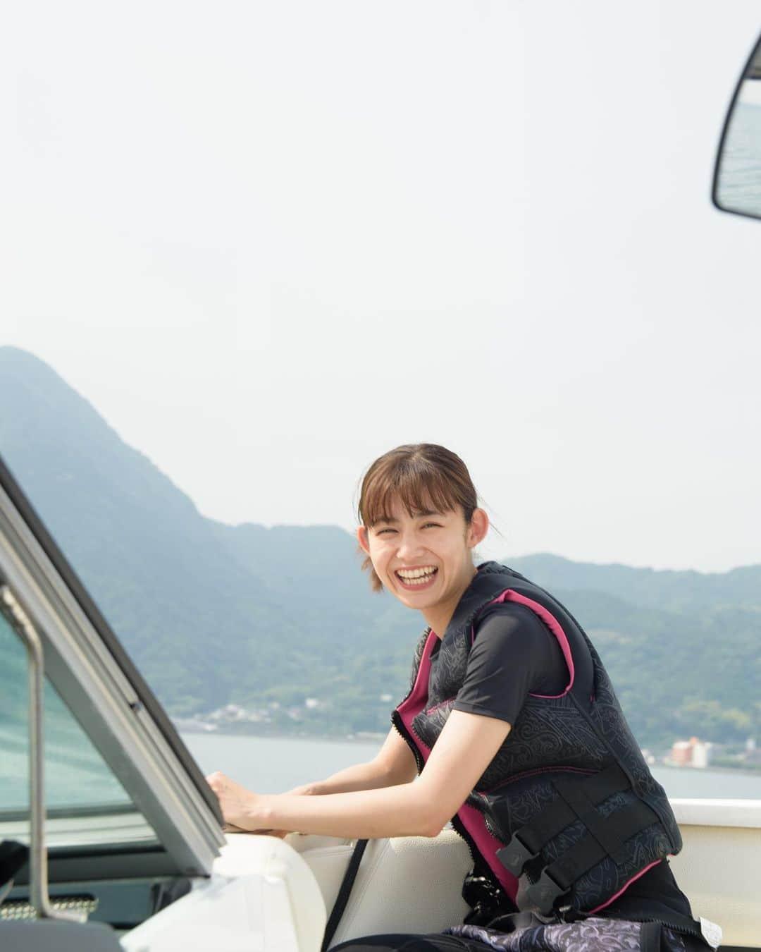 脇あかりさんのインスタグラム写真 - (脇あかりInstagram)「🩵別府北浜ヨットハーバー🩵 @beppu_kitahama_yacht_harbour  から🏄  夏になるとマリンスポーツやりたい😌❤️‍🔥と思っちょったけど、どこでどうやって、できるのか、わからず、踏み込めずにいて… Bacさんの下　@bac_wave_of_beppu  別府北浜ヨットハーバーでマリンスポーツを楽しんできたよー🫰🏻  その前に海入った瞬間… あ。私、海に入るの初かもしれない😳 そっか！足つかないんだ😳 うわ！塩っぱい😳‼️海だもんそりゃ、そうだ😂と…頭フル回転😂　 先ずは、海に慣れるところから！  今回挑戦したのは、ウェイクサーフィン🏄‍♀️ 見るのとやるのでは、違いすぎて！！ ちょっとまだ、見せれるところまで行ってないので😂笑 乞うご期待！と言うことで🤔  今年の夏は… 駅からも近い別府の海で遊んで、歩いて温泉に入りに行くこともできて、温泉巡りもできて、美味しいご飯も食べれる🍻 そんなことが気軽にできるのは、別府ぐらいかもしれないね😌💕  #別府　#別府北浜　#別府北浜ヨットハーバー #ハーバー　#クルージング　#beppu #温泉　#別府観光　#別府観光スポット」6月21日 22時52分 - akari_waki_official