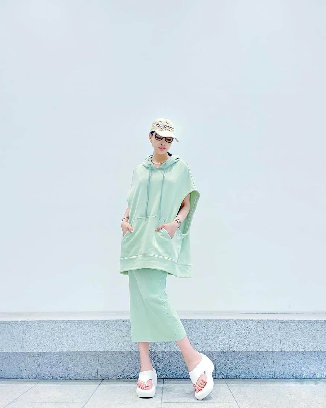 アンミカさんのインスタグラム写真 - (アンミカInstagram)「今日の私服は全身ミント系の楽チンコーデ💚  ビッグノースリパーカーに、同色のピタピタタイトスカートを合わせて💚スニーカーは暑かったので、旬な厚底のトングサンダルにラフィアキャップ🧢を合わせて。  カジュアルでも、どこかは女らしくありたい。  明日6/22(木)は  ・13:55〜15:50 読売テレビ 【情報ライブ！ミヤネ屋】  ・23:00〜23:40 フジテレビ 【トークィーンズ】木村拓哉さん後編　に出演です！  お時間許す方は是非、ご覧下さいませ‼️」6月21日 22時53分 - ahnmikaofficial