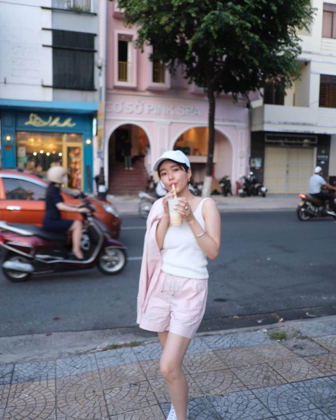 猪鼻ちひろのインスタグラム：「🍹😗🩷 お気に入りすぎセットアップ @cenci_official 帽子は絶対マストで持っていくことをおすすめします。  なんてったって ダナンは37度、フエは40度まで上昇するらしく、、😨 常に飲み物屋さんに寄り道。 このマンゴースムージーは175円。アイスは270円！ 糖分と水分摂ると元気がモリモリ復活するね🚿 はぁ美味しかった〜  #ちひろのお洋服 #150cm #セットアップ #ちひろトリップ #ちひろtripベトナム」