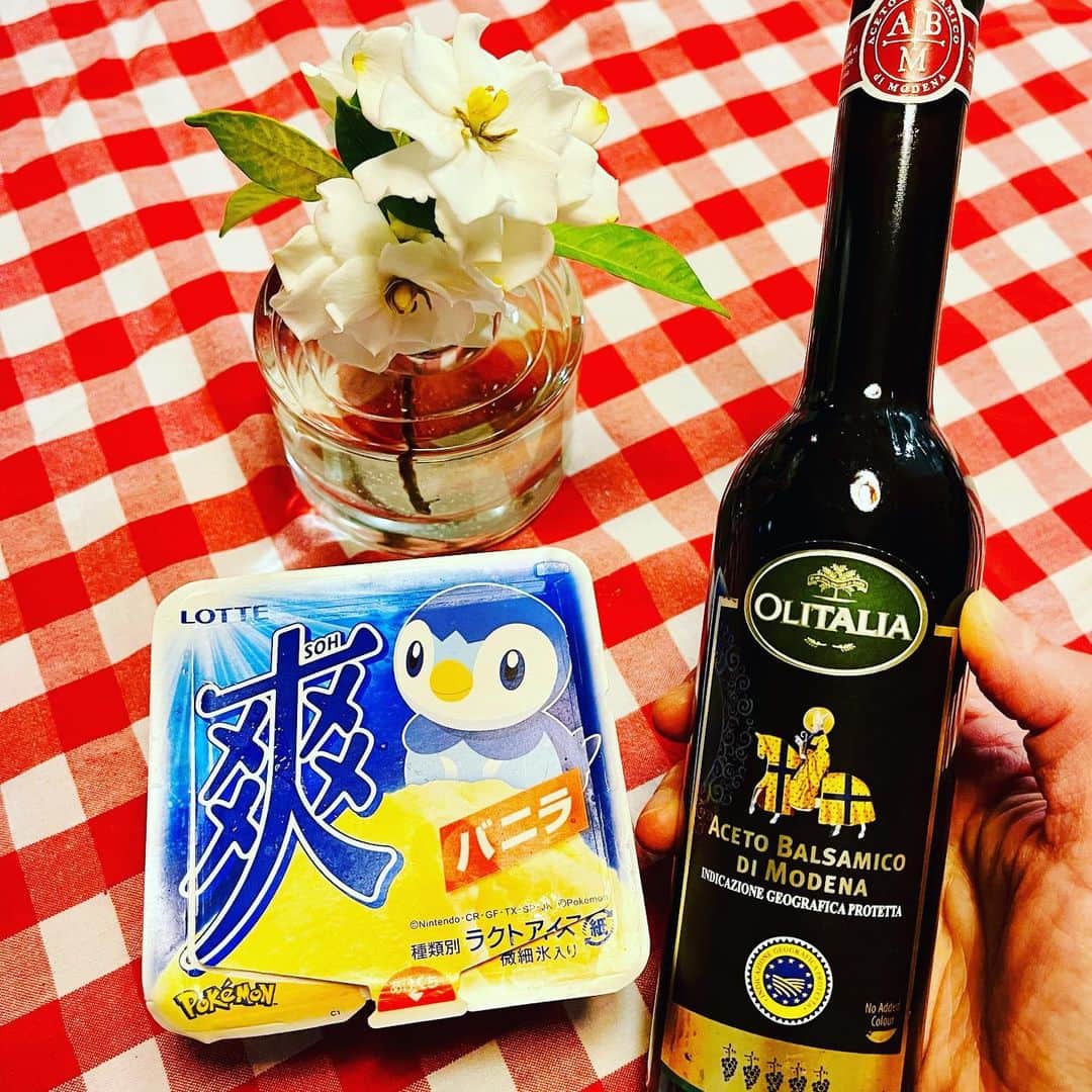 池田有希子のインスタグラム：「爽バニラとバルサミコ酢のコンビ、異常に美味し過ぎませんか？これはちょっとおかしい。  そしてベランダのクチナシが咲きました！『マチルダ』中に水やりをちょっと怠ってしまったので葉っぱが黄色になっちゃって、なのに健気に咲いてくれて感謝です🙏💛」