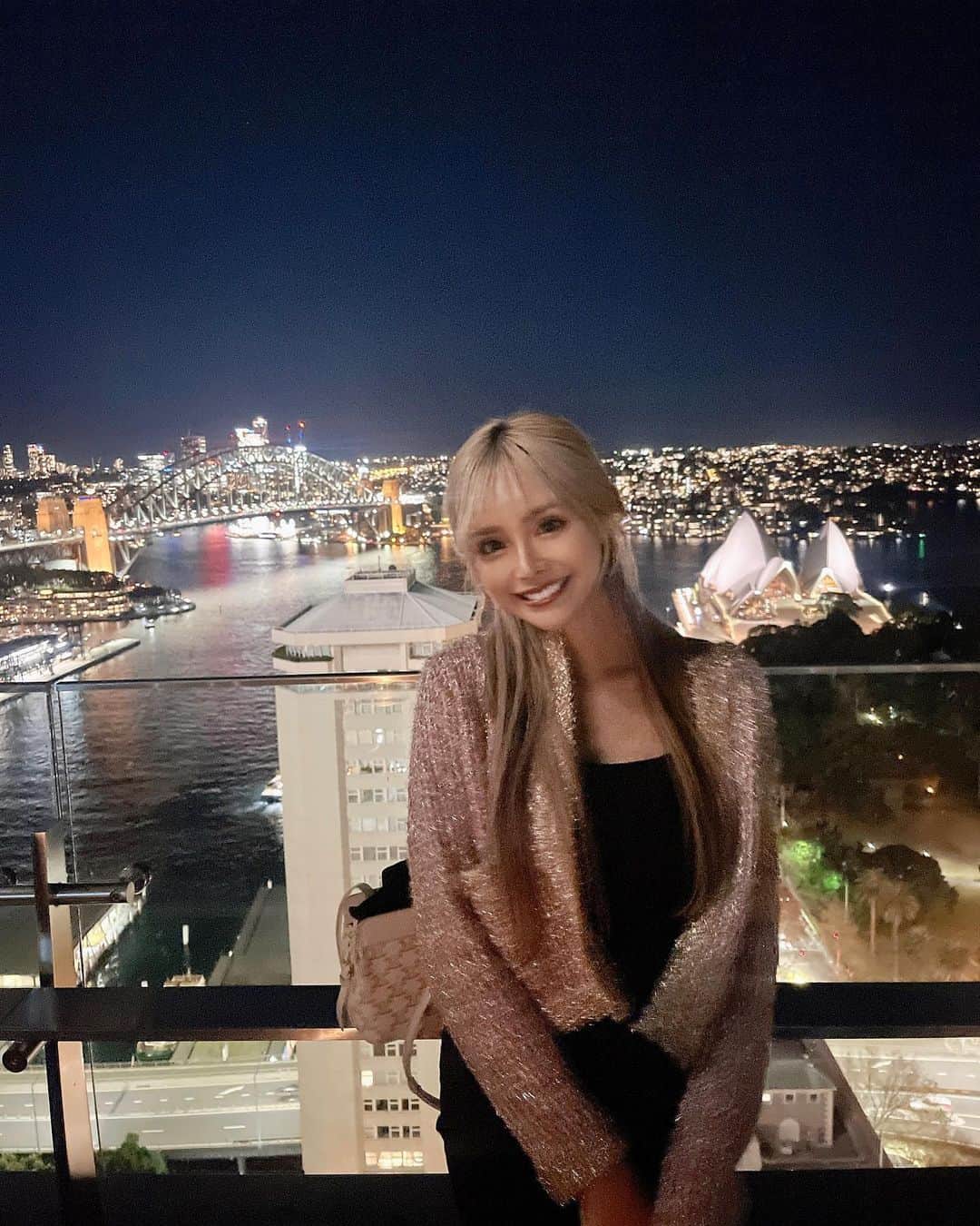 marinさんのインスタグラム写真 - (marinInstagram)「. シドニーの夜綺麗すぎた✨🍷 またここ行きたいなぁ⛲️🏰🎠🌌 景色が綺麗でとっても癒されたし、 ここから見た景色が、 キラキラ光ってて 本当に感動した🥹💎 オーストラリア🇦🇺 凄すぎる🤣💠」6月21日 22時58分 - maririn__78