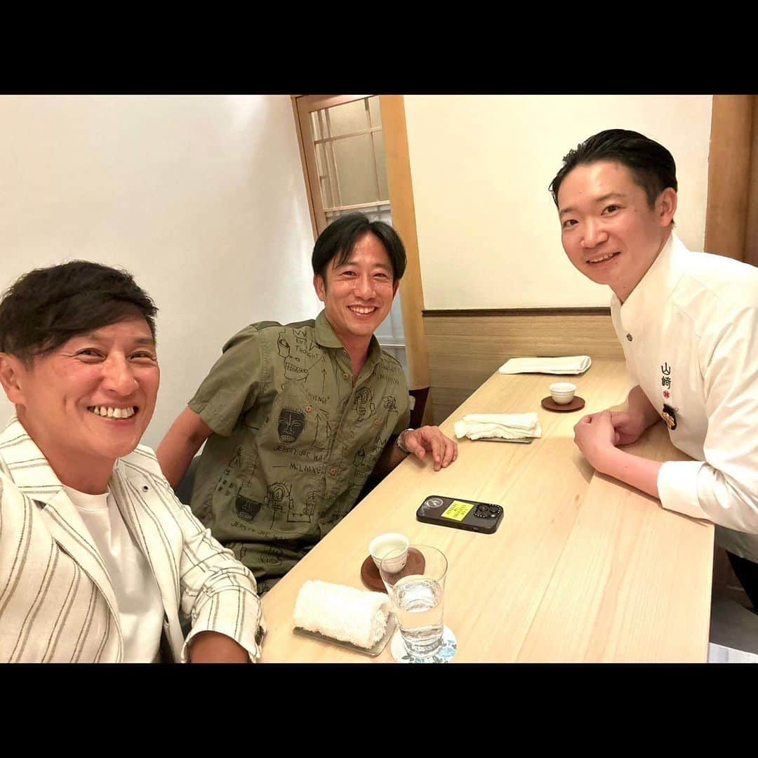 SHUHEI.Kさんのインスタグラム写真 - (SHUHEI.KInstagram)「みんな大好き戸賀さんとミシュラン山﨑へ。 通っているジムも一緒なのに胸板の分厚さが全然違う。。 私ももう少し追い込まないと！  ジムの減量イベントに参加しているけど今日はチートデイ。 フルコースペアリングで完走しました。 どの品も繊細で美味しく箸が止まりません！ 以前より更にパワーアップしている様に感じました。  お話も盛り上がってあっという間にデザート。 あー楽しかった！ 次回のラウンドもよろしくお願い致します。」6月21日 23時00分 - kamishu14