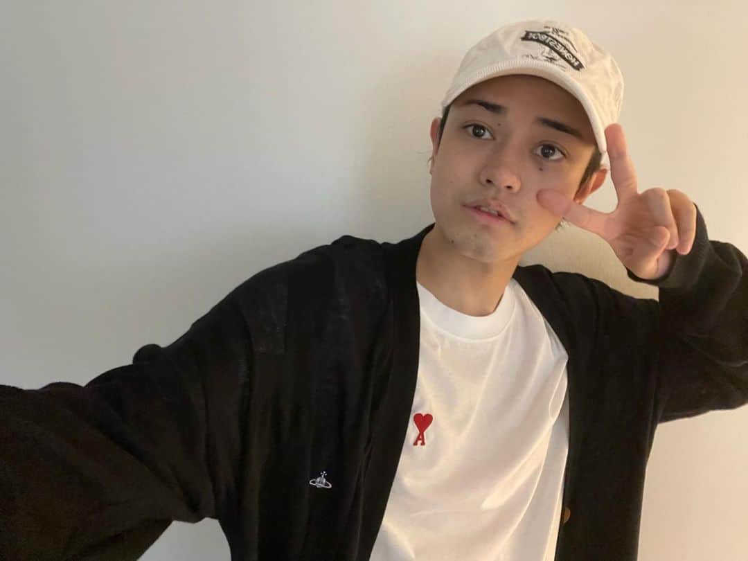 前田隆太朗のインスタグラム：「最近は一枚羽織ると汗かいちゃいますね でも、室内はめちゃ寒い ふっしぎぃ〜」