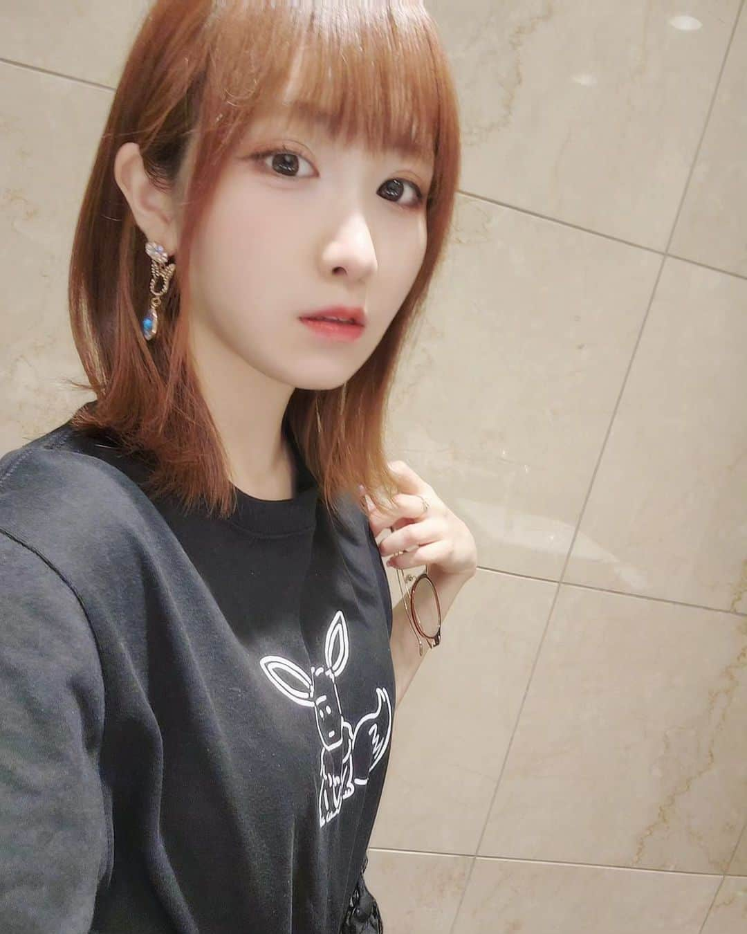 小田桐奈々のインスタグラム：「YU NAGABA × ポケモンカードゲーム for BEAMS✨  イーブイモチーフのTシャツがおキャワです。 わぴが着てるのはSサイズです。  気の抜けた顔だこと🫠  #yunagaba #ポケカ #ポケモンカード #ポケモン #BEAMS #ななっぷる」