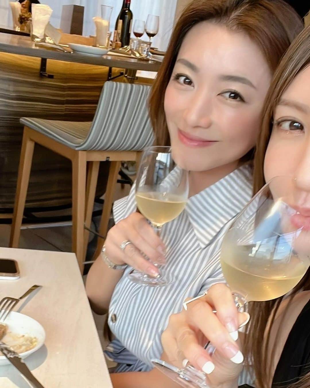 松藤あつこのインスタグラム：「この美女だ〜れだ⁉️❤️  ご縁がご縁を結ぶ🫶  素敵な方からの声がけ♡ もちろんNOなんてない😝  美香さんとは8年前ぐらいからのご縁だけど、しょっちゅうバッタリなのに、なかなかゆっくり会えず、でも友は繋がるもので✨  素敵なお店で美味しいナチュールと共に新しい輪🩷  @nobuko_ishijima14 さんは会うたびどんどん綺麗になってゆくパワフルwoman✨  あぁ、もうほんとみんな綺麗すぎるし〜💖 美容の話にも、子育ての話にも花が咲きます🌸  時には夜のお出かけさせてもらえる環境に感謝♡子供達も成長したもので、４０代って色々楽しい♡  テンション合う友人と、テンポ良い時間⌚️至福の時💓  1人で飲みながらパソコンに向かってる今も好きなのだけど😊💕  #人生って面白い #タイミングとか  #運命とか #好きな人に出会える #人生って素敵 #40代は楽しい #常に向上心 #前向きな心 #人にどう思われるかじゃなく  #生き方次第 #人はついてくる #結果もついてくる 仕事しながら書いてるから 自分への唱え😂」