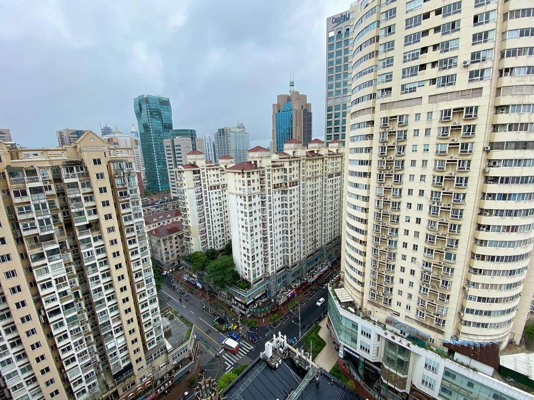 小林希さんのインスタグラム写真 - (小林希Instagram)「上海の旅から帰りました✈️ 空に届きそうな高層ビル群の狭間に、 昔ながらの面影も残る街並みが とても印象的でした。 毎日よく歩き、よく食べた😊 またまとまった形で皆さんにもご紹介したいと思っています🤭  #上海 #shanghai」6月21日 23時06分 - nozokoneko