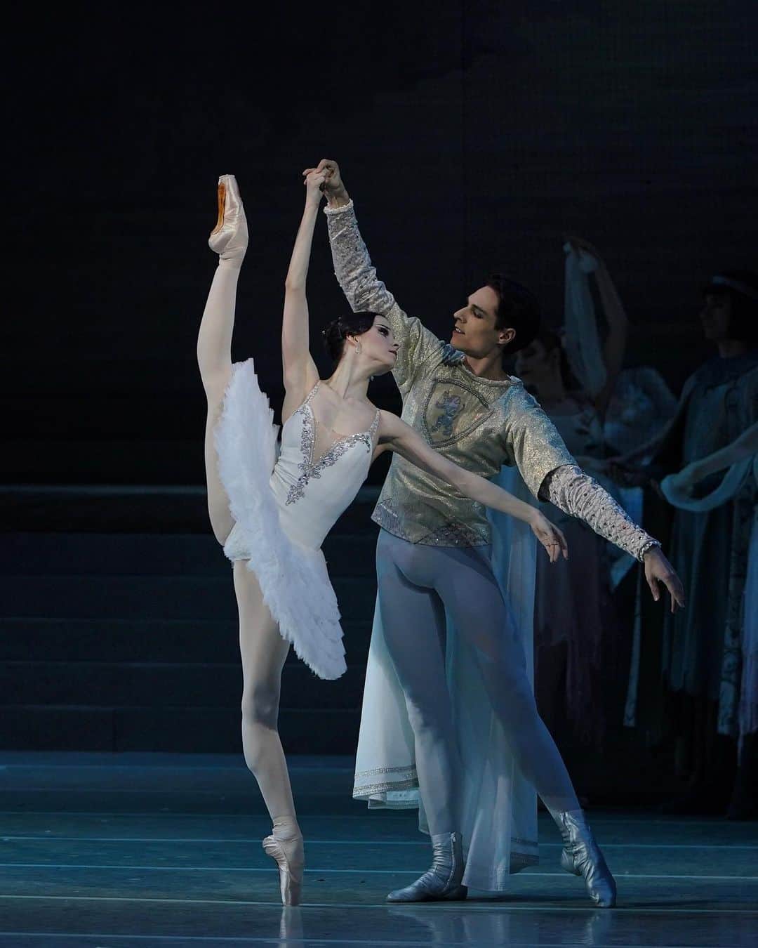 マリア・コーレワのインスタグラム：「Oh how I love this Adagio from “Raymonda” 🤍 With the ‘Knight of everyone’s dreams’ (a truly exceptional partner!) @timur.askerov captured by @anfffoto ✨  Как же я люблю это Адажио из “Раймонды” 🤍  С ‘Рыцарем мечты’ (потрясающим партнером!) Тимуром Аскеровым @timur.askerov нас запечатлел @anfffoto ✨」