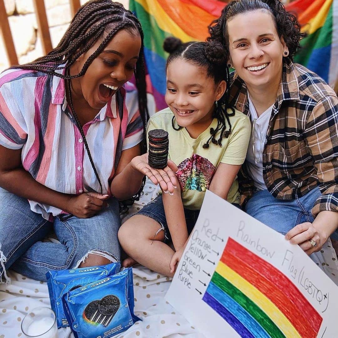 OREOのインスタグラム：「We're celebrating our longtime partnership with @pflag, who turns 50 this year. Thanks for your iconic work and for helping us all to be better allies ensuring that every LGBTQ+ person is safe, celebrated, empowered, and loved 🌈」