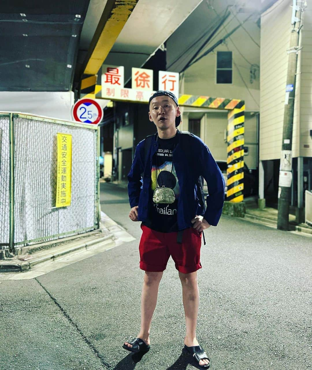 市川刺身さんのインスタグラム写真 - (市川刺身Instagram)「今日の服装。 昨日のサウナのおかげか気持ちの良い目覚めでネタ番組の収録から渋谷でライブ。  MKMさんで購入したタイの皆既日食Tシャツ調子いい。 寒さ対策でリュックに入れてた襟ぶち取り上着。 気持ちあげる為にディッキーズの赤ズボンを切って半ズボンにしたズボンで足涼しい。 JAのデニム地帽子に金のがま口mont-bellのメッシュリュック。  ライブ終わって劇場が今度大片付けあるから置かせてもらってる小道具を持って帰らなきゃいけなくて荷物まとめて重すぎて断念して中野止まりの電車乗っちゃって中野から高円寺まで歩きました。 歩いてる道中で金網に携帯引っかけて撮りました。 7/15.19:00から今季の新ネタのベストネタライブ『ジョーカー』があります。 僕らを観たことない人も観たことある人も見に来て欲しいです。 そんじゃロータリーで煙草一本吸って帰るわな。 金網ありがとう。  #今日の服装 #ファッション #古着 #高円寺 #頑張っていこう」6月21日 23時10分 - soitsudoitsu