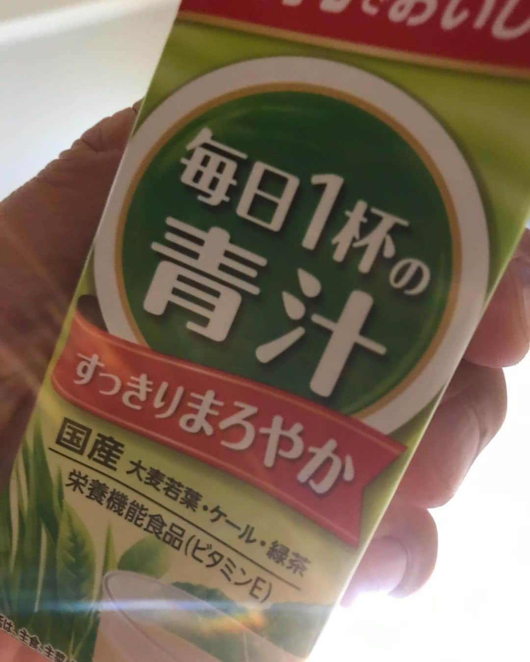 ジェイク・リーのインスタグラム：「あれ？昨日飲んでませんでしたが何か生活4日目  昨日飲めなかった分、今日二本飲んだのだが腹持ちが意外と良く寝る前意外といいのかもしれない。  #noah_glg」