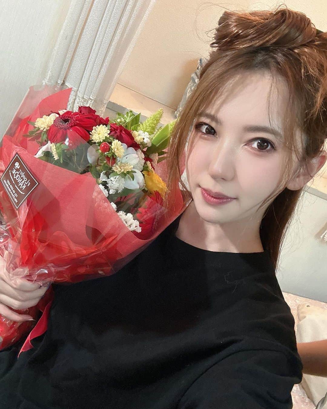 波多野結衣さんのインスタグラム写真 - (波多野結衣Instagram)「この前の撮影でメーカーさんが撮影後に、15周年のお祝いにとサプライズで綺麗なお花を下さいました🥺💐  嬉しかった〜😭❤️‍🔥  ありがとうございました🥺❤️ . . #撮影 #サプライズ #花束  #ありがとうございました  #波多野結衣 #波多野结衣」6月21日 23時22分 - hatachan524