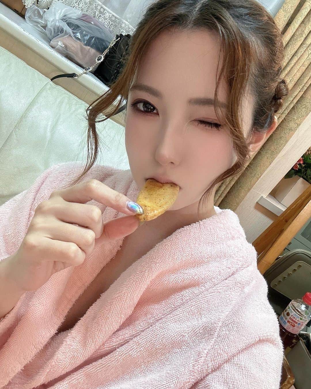 波多野結衣さんのインスタグラム写真 - (波多野結衣Instagram)「この前の撮影でメーカーさんが撮影後に、15周年のお祝いにとサプライズで綺麗なお花を下さいました🥺💐  嬉しかった〜😭❤️‍🔥  ありがとうございました🥺❤️ . . #撮影 #サプライズ #花束  #ありがとうございました  #波多野結衣 #波多野结衣」6月21日 23時22分 - hatachan524