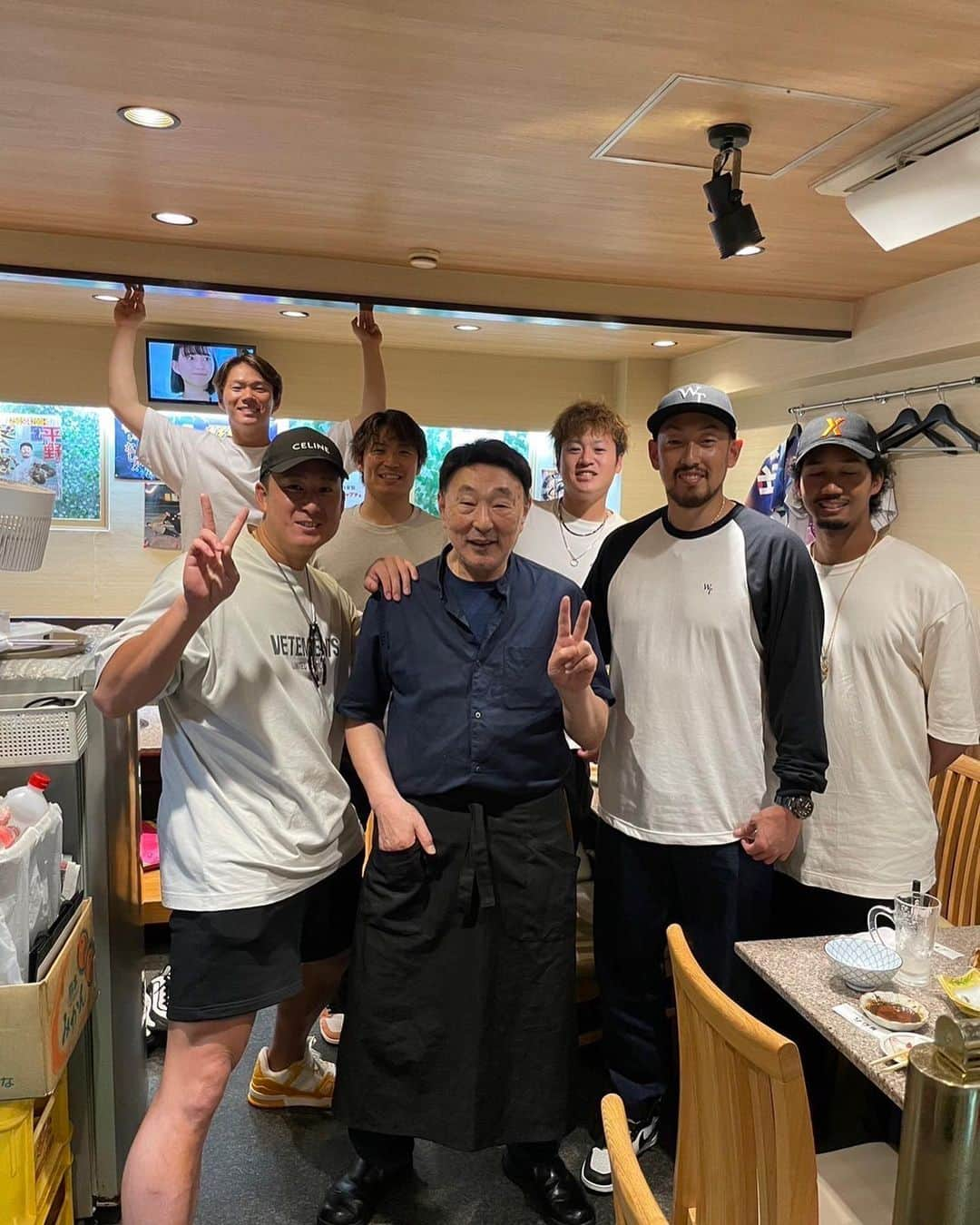 杉本裕太郎のインスタグラム：「交流戦の思い出⚾️ パリーグ戻ってまた頑張りましょう✊ #平野さんとご飯 #看板と本人達 #みんな大好き由伸 #高校の大先輩川上憲伸さん #ディズニーにでてきそうなヘッドの笑顔 #ワンハンドレッド #石川亮かっこいい」