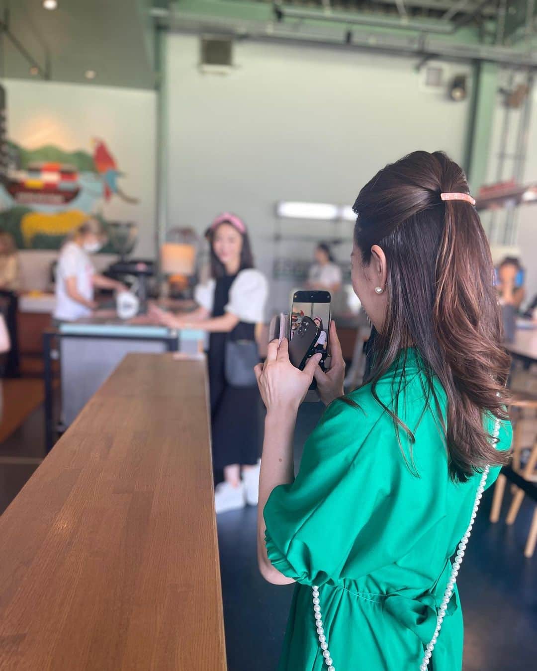 小川りかこさんのインスタグラム写真 - (小川りかこInstagram)「展示会の後、ちょっとだけだったけど久しぶりに3人でお茶できた〜💚  私は @littledarling_coffeeroasters のオーツミルクラテに☕️  あっという間に帰る時間になっちゃったけど🤣楽しかった〜♪  #sharegreenminamiaoyama#シェアグリーン南青山 #カフェ#青山一丁目カフェ#南青山#青山一丁目 #オーツミルク#オーツミルクラテ#meyame#メヤメ#cafe#coffee#coffeetime#friends#fashion#style#coordinate」6月21日 23時16分 - rikakoogawa