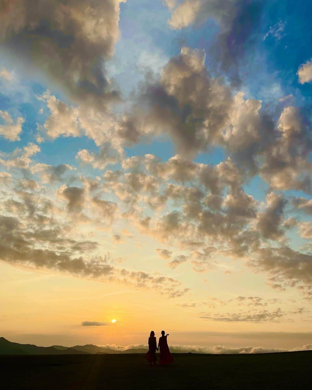 もものインスタグラム：「1泊2日はろり旅行✈️ まだまだ五島列島で撮った写真📸  五島生まれ五島育ちのはろりに、ふたりの写真撮ってもらった🔆マジいい写真⤴︎⤴︎  ほんと美しい五島列島 最高だったなー またすぐ行きたい🥹  #はろりははろりでできている」