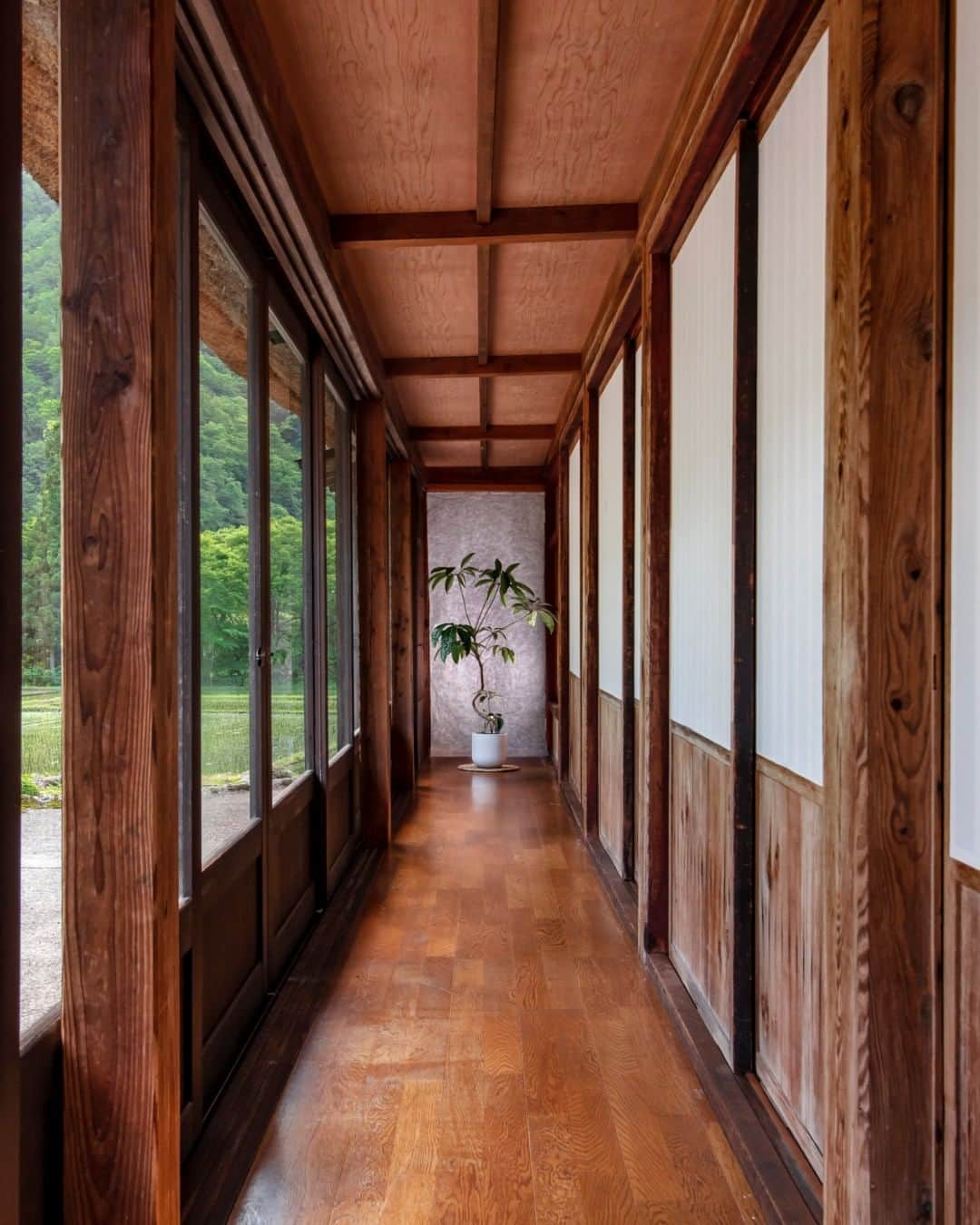 Airbnbさんのインスタグラム写真 - (AirbnbInstagram)「For the first time in decades, the Nakashima family — fifth generation locals — are hosting their centuries-old, thatched-roof house in Suganuma village on Airbnb.   While this picturesque village in Japan is typically only open to residents once the sun goes down, travelers will now have the opportunity to experience the history and heritage of the area like a local. Booking opens June 29th, 8PM ET / June 30th 9AM JST at the link in our bio.」6月21日 23時20分 - airbnb