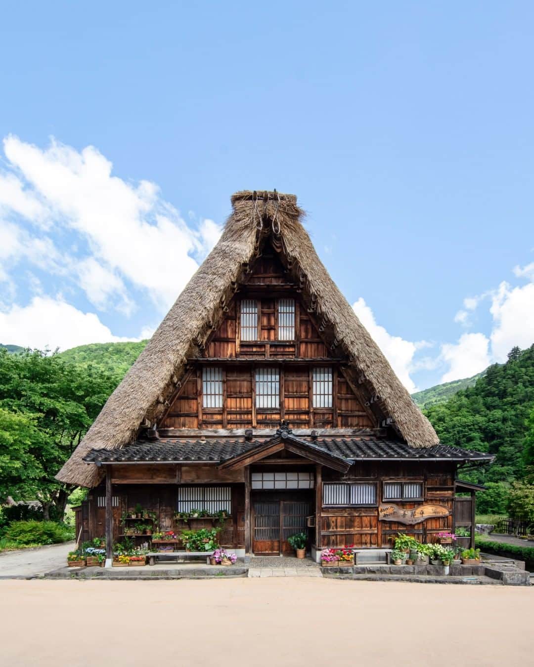 のインスタグラム：「For the first time in decades, the Nakashima family — fifth generation locals — are hosting their centuries-old, thatched-roof house in Suganuma village on Airbnb.   While this picturesque village in Japan is typically only open to residents once the sun goes down, travelers will now have the opportunity to experience the history and heritage of the area like a local. Booking opens June 29th, 8PM ET / June 30th 9AM JST at the link in our bio.」