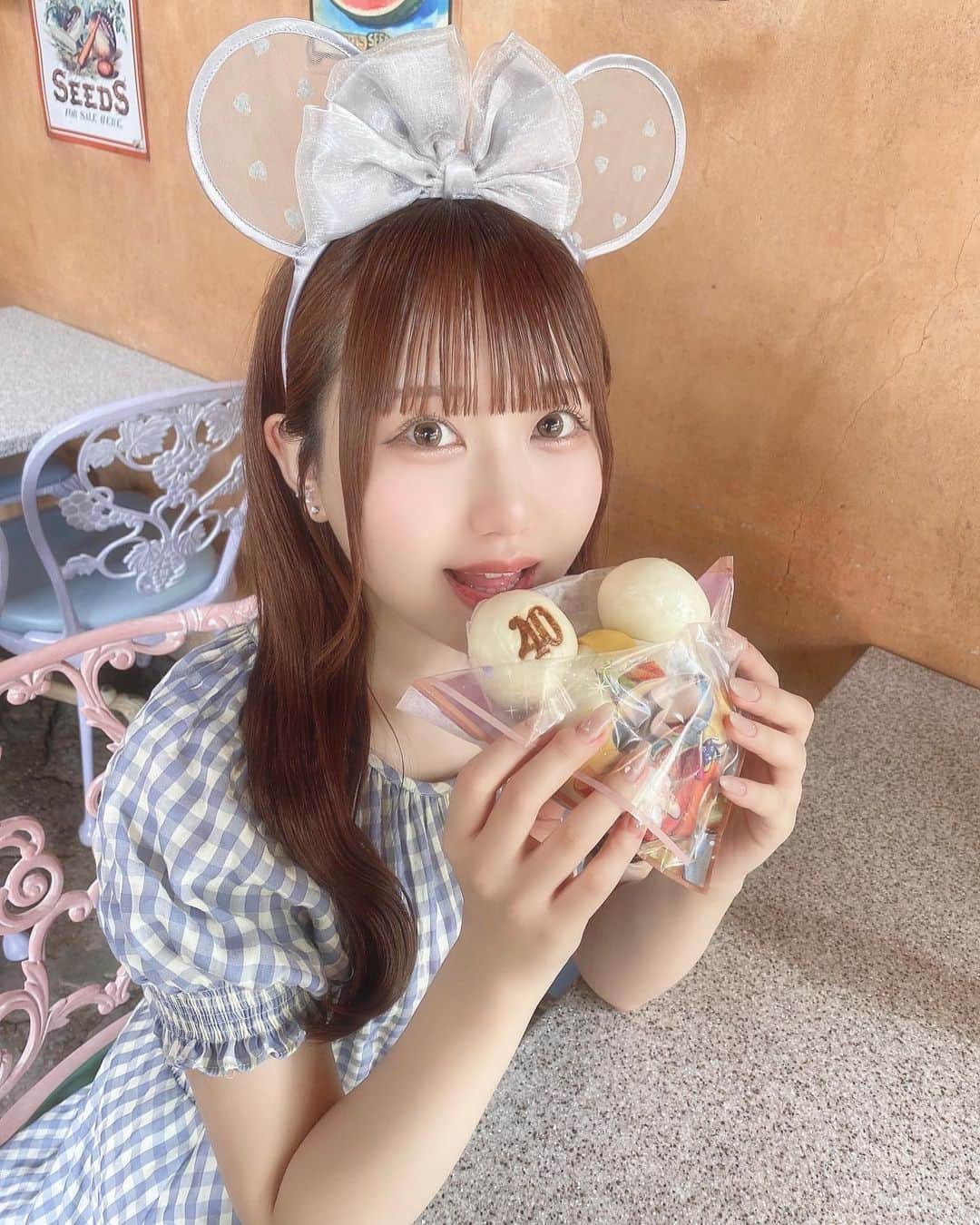 楠木しゅりさんのインスタグラム写真 - (楠木しゅりInstagram)「1年ぶりのディズニーたのしかた🐭🫧  . . .  #tdl #ディズニーランド #ディズニーフード #ディズニーコーデ #ディズニーカチューシャ #ガーリーコーデ #フレンチガーリー #フレンチガーリーコーデ #ワンピースコーデ #夏服コーデ #ロングヘアアレンジ #アイドル前髪 #自撮り女子 #今日のコーデ #いいね返し #ootd #japanesegirl #instagood」6月21日 23時30分 - kusunoki_shuri