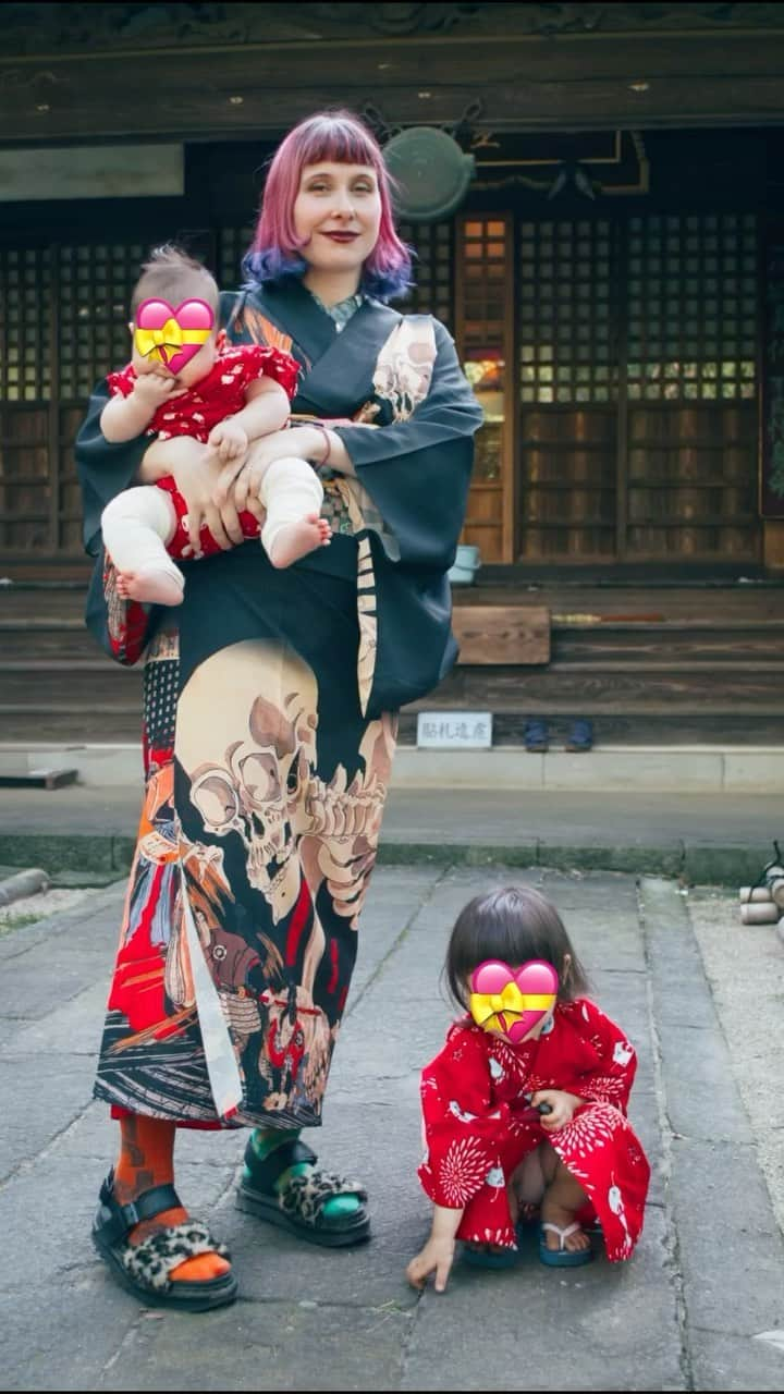 Anji SALZのインスタグラム：「Loose kimono dressing process 😅　日本語↓ Since I need to wear my baby on my back and also breastfeed every few hours, I dress without a collar stiffener (eri-shin) and also have minimum padding / shaping and ties…   It feels a bit sloppy but that’s how it is at the moment 🤷🏻‍♀️ until baby gets bigger.  - Skeleton kimono: @gofukuyasan (can be found in my shop, link in bio) - Obi: antique  赤ちゃんをおんぶや授乳もするので、ゆったり着付け。 ベビーの顔に当たらないように、襟芯なし。授乳ができるようにパッディングほぼなし。紐も少なめの着付け。  #kimono #japanesekimono #japan #和装 #着物 #着付け #普段着物 #ママコーデ #着物コーディネート #kitsuke」