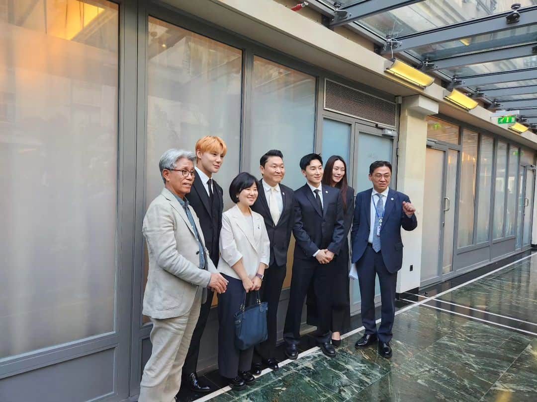 ジュンスのインスタグラム：「모두들 수고 많으셨습니다~ #대한민국 #WORLDEXPO2030 #유치기원 #화이팅 #paris 에서」