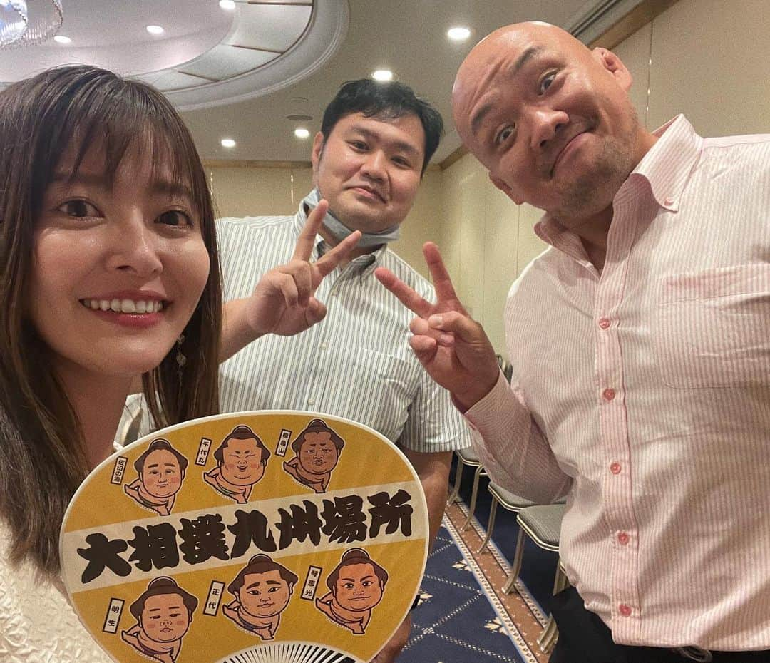 井上志帆子さんのインスタグラム写真 - (井上志帆子Instagram)「. #腹タッチ会 のお写真📷 頂いたものなどなど。 400人先着のチケットは即完で、イベントには400人以上のたっっっくさんのお客さんが集まってました！ (チケットなくてもイベントは見れる🙆‍♀️) 熱気もすごくて汗だくになりながら MCアシスタントさせていただきました 内容も盛りだくさんで、力士の皆さんの歌が聞けたり照れたお顔が見られたり☺️大盛り上がりでした 最後の腹タッチ会では、皆さん優しく包み込むようにお腹にタッチ。 ちょっとシュールな感じでしたが笑 皆様の幸せそうな表情が最高でした👏🏽  九州場所は11月。まだまだ先なので この時期に力士の皆様がイベントで九州に来てくれるなんて 九州のファンからしたら、たまらないですよね 開催してくれてありがとうございました！！！ 皆さまお疲れ様でございました！  #蛍原徹 さん#正代関#佐田の海関 #宇良関#一山本関 #平戸海関#大相撲#sumo#相撲#大相撲イベント#イベントmc #小野川親方 の個人腹タッチ会が別日で開催されましたの写真もおまけで🤳」6月21日 23時27分 - shiriko0316