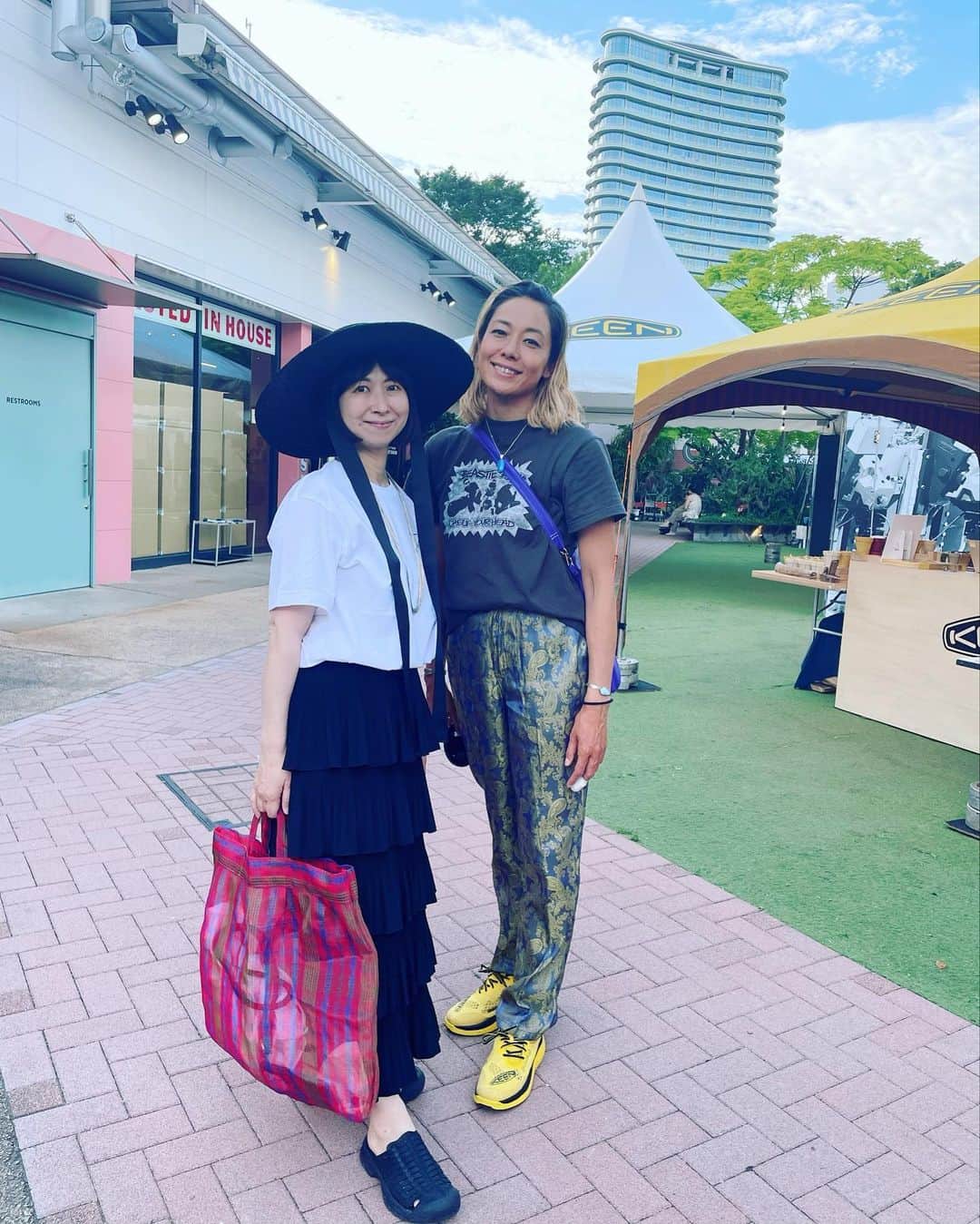 真藤舞衣子のインスタグラム：「@keen_japan の展示会で　ヨガインストラクターの　@nob_nonkiyoga NOBちゃんに遭遇！  全く運動していないのと、年齢のせいか、息してるだけでも太る😆のよねえとか、足の太い人必見！みたいなSNSの広告でるよー！とか筋肉無さすぎて、仕事の後ものすごい疲れる〜なんて雑談してて、でもなぜかドタバタしててジムに通えないのよ、と相談したらNOBちゃんがオンラインヨガレッスン、それも時間気にせずに毎月3回レッスンでいつでも見ることができるって教えてくれたので、その場で入会しました！ 明日からがんばる！幽霊部員にならないように連絡してくれるっていうので心強い笑 ありがとー！！！  ということで、私のヨガライフを記念して2人でパチリと。  履いてるのは　@hyke_official と　@keen_japan のコラボサンダルです。  次のシーズンも楽しみ😊  #keen #hyke  #続けられるようにがんばる #帽子邪魔だよね😆　#NOBちゃんごめんね🙏」