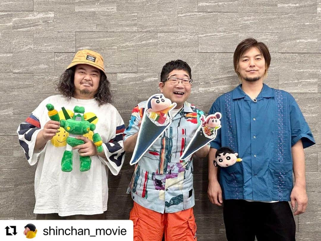 近藤洋一（サンボマスター）さんのインスタグラム写真 - (近藤洋一（サンボマスター）Instagram)「#Repost @shinchan_movie with @use.repost ・・・ ⋱\フジロックで決まった？！ #しん次元 の主題歌は #サンボマスター さん🎤/⋰  持ち前のロックンロールを楽曲に詰め込んでいただきました♪ #山口隆 さん #近藤洋一 さん #木内泰史 さん   主題歌「Future is Yours」 が入った最新予告映像も 是非ご覧ください✨  ▼しん次元予告👇 https://youtu.be/AwAcq_p2gRw  🟨しん次元！クレヨンしんちゃんTHE MOVIE 超能力大決戦 ～とべとべ手巻き寿司～ 🟪監督・脚本┆大根仁 🟨声の出演┆小林由美子、ならはしみき、森川智之、こおろぎさとみ 🟪声の特別出演┆松坂桃李、空気階段 鈴木もぐら 水川かたまり、鬼頭明里 🟨主題歌┆サンボマスター 「Future is Yours」 ​ 🟪🎬2023年8月4日(金)公開⛱  #しん次元 #8月4日公開🍣 #クレヨンしんちゃん #クレしん #しんちゃん#映画 #映画好きな人と繋がりたい #映画好き #映画鑑賞 #アニメ映画 #大根仁 #小林由美子 #ならはしみき #森川智之 #こおろぎさとみ #松坂桃李 #空気階段 #鈴木もぐら #水川かたまり #鬼頭明里  ……………………………………..  #サンボマスター #全員優勝 #全員優勝計画 ↓↓↓ 全員優勝計画始動！！  🌟11/19 横浜アリーナワンマン 【全員優勝フェスティバル〜ゴールデン LIVE’it〜】 各種先行予約受付中！！  🌟新曲「Future is Yours」が8/4公開 『しん次元！クレヨンしんちゃんTHE MOVIE 超能力大決戦〜とべとべ手巻き寿司〜』主題歌決定🙌  🌟7/26 ベストアルバム『サンボマスター "超"究極ベスト -全員優勝Edition-』発売！  🌟?????」6月21日 23時33分 - yoichi_kondo_sambomaster