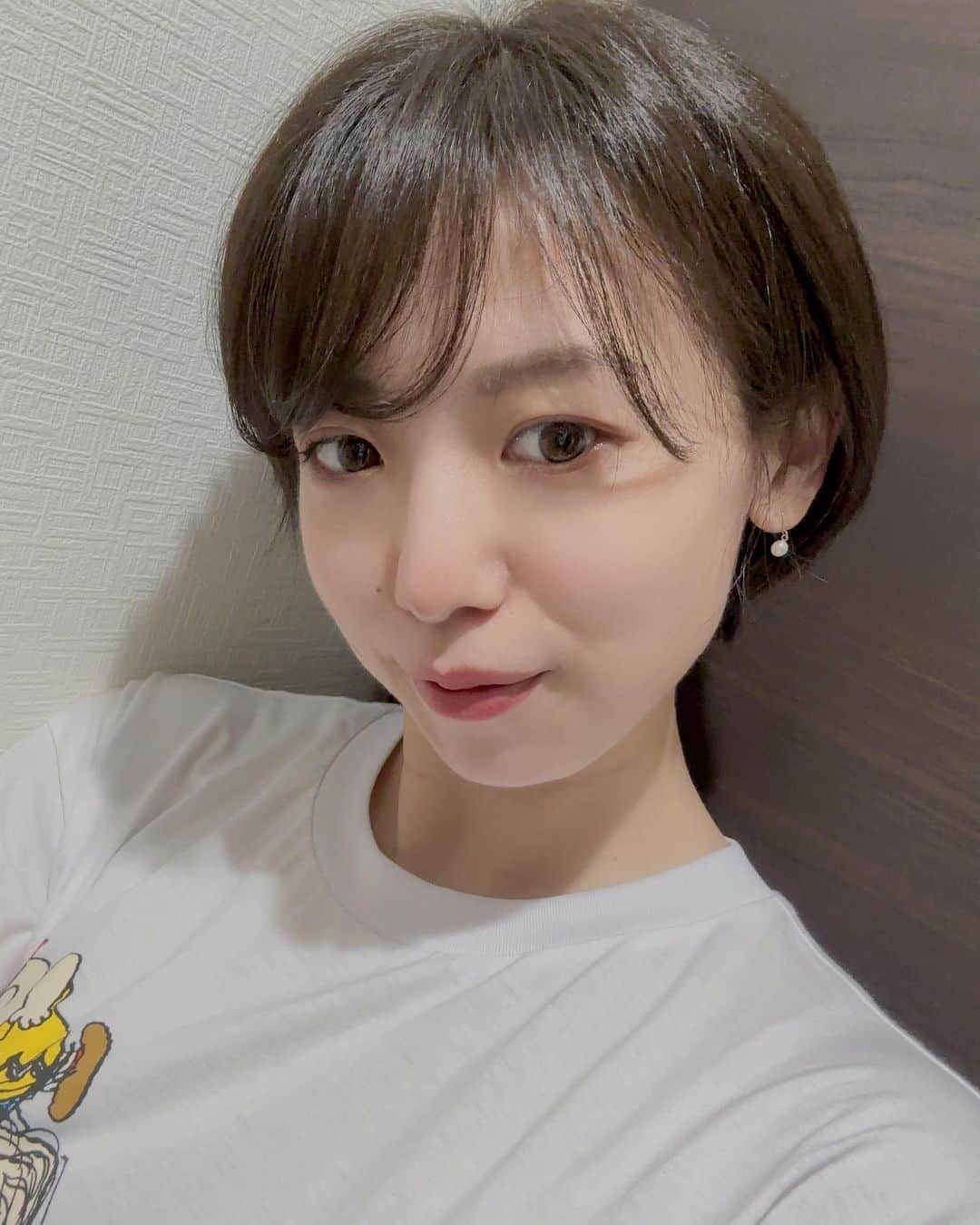 のインスタグラム：「#たまには服着させてね ・ 初 #ヘアードネーション しました！ はい、40cmぐらいバッサリいきました💇🏻‍♀️ これぐらいショートはもう10年振り以上かも🤔 ・ 自分の中の良い角度とセットが見つかるまで少々時間かかりそうですが…🥹 ・ しばらくは朝起きて鏡見たら誰！の時間と、ずっと髪の毛触ってる時間が増えそうです😂 ・ ・ ・ #高田千尋 #グラビア芸人 #ヘアードネーション #hairdnation  #マッシュショート #ショートカット #ショートカット女子 #ショートカットでグラビア撮りたい」