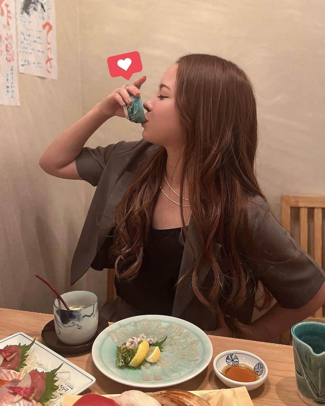 DJ NANAのインスタグラム：「昨日は名駅の『すしつま』さんで晩御飯🍽  @sushitsuma.hirokoji   まず日本酒が豊富でテンション上がる🍶 昨日は仕事前だから一合だけ... 『鳳凰美田』いただきました♡ 安定の飲みやすさ♡  ご飯はお寿司に天ぷらに茶碗蒸しに... お寿司も頂きました！  刺身が美味しかったから 刺身3種盛り、ふぐてっさ、貝刺身3種盛りの 3種類も頼んでしまった🫣w  おすすめは〆さばのつまみ海苔巻きが辛子きいてて めちゃくちゃおいしかったよ♡  #すしつま #すしつま名古屋広小路店　#名駅グルメ #名駅居酒屋 #海鮮名駅　#寿司名駅 #PR」