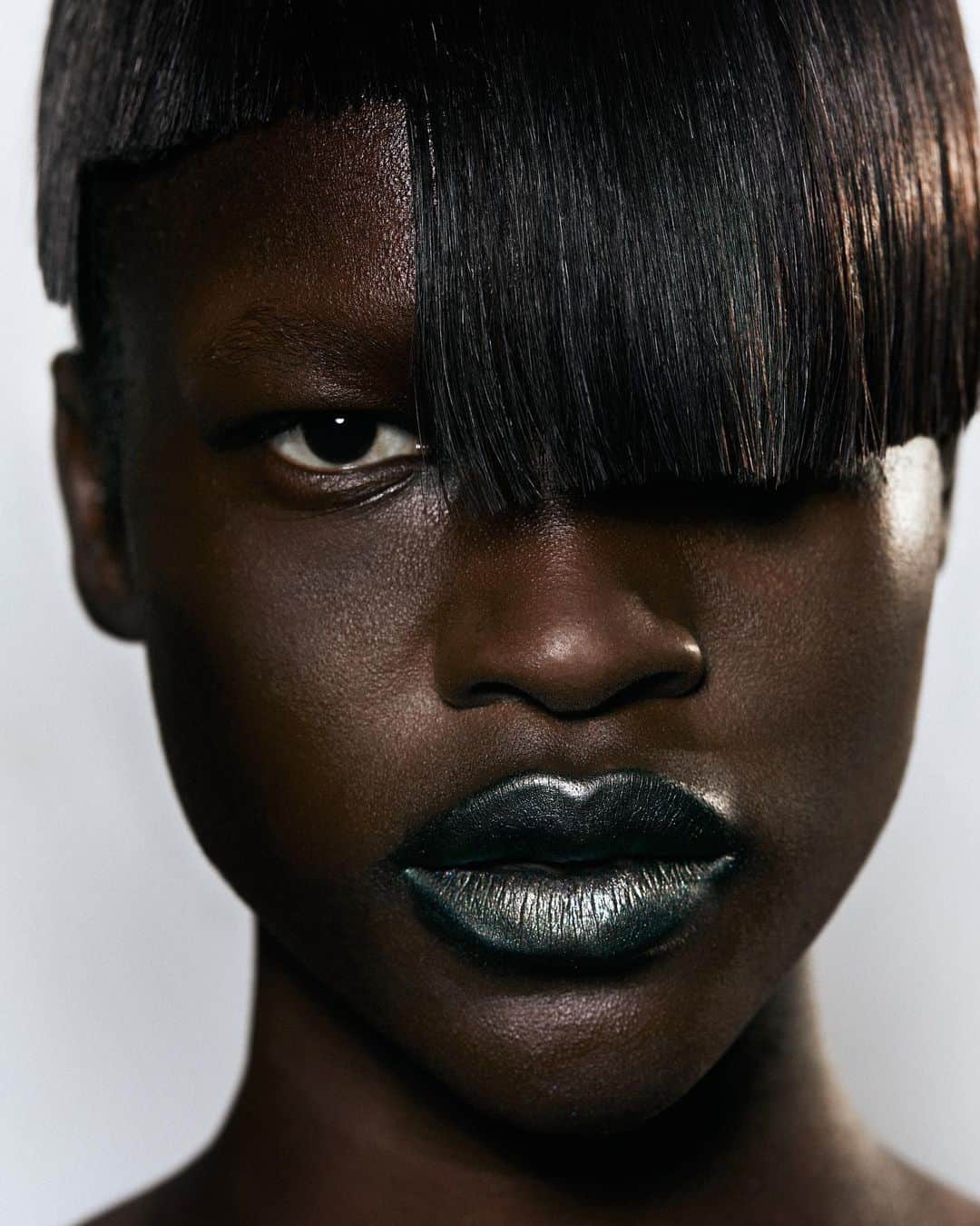 Olivia Maloneのインスタグラム：「Awar in metallic lips」